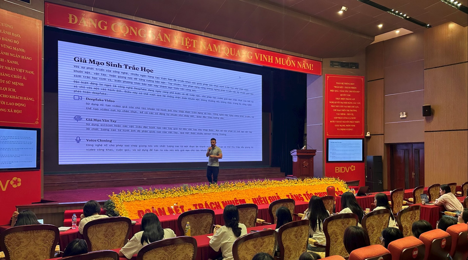 Chuyên gia Ngô Minh Hiếu chia sẻ tại tọa đàm