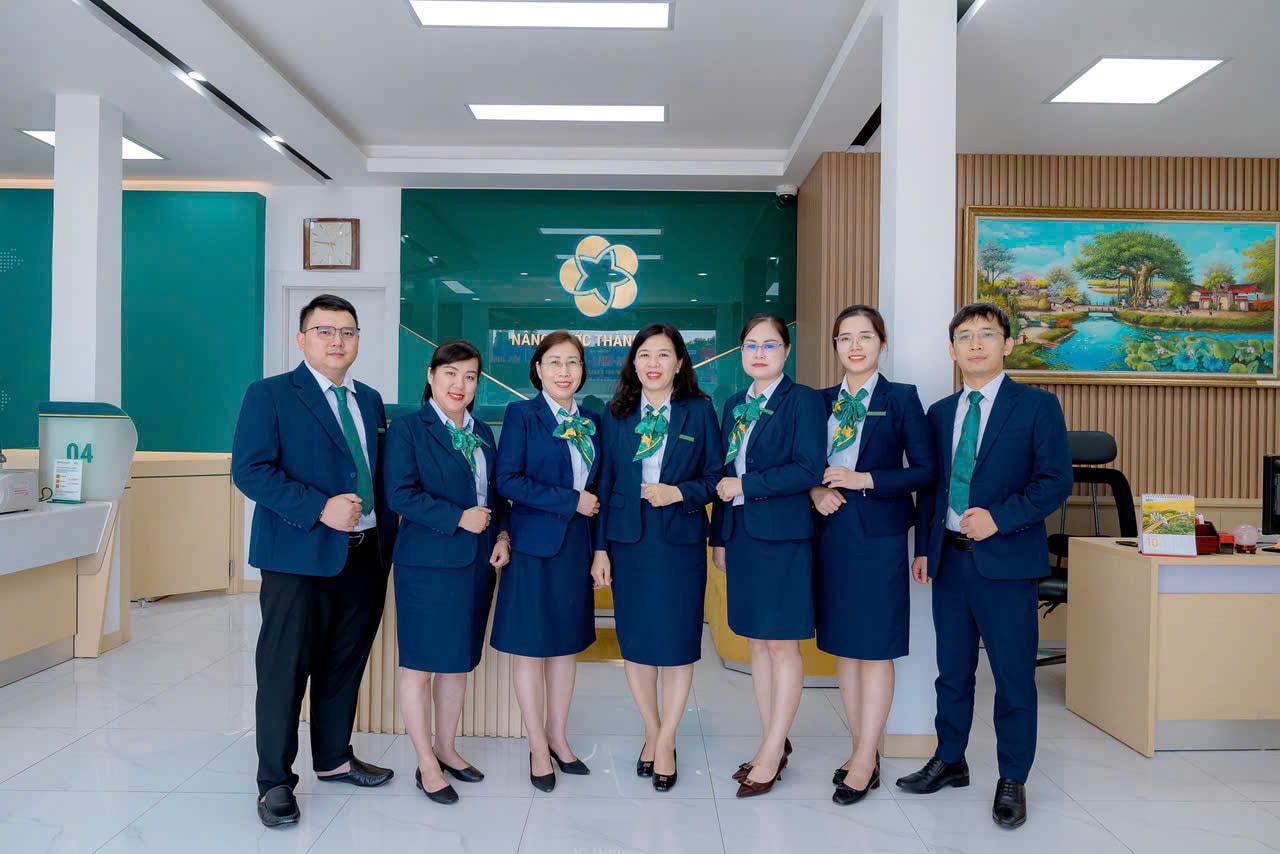 Leadership and staff of Ngoc Hoi Transaction Office