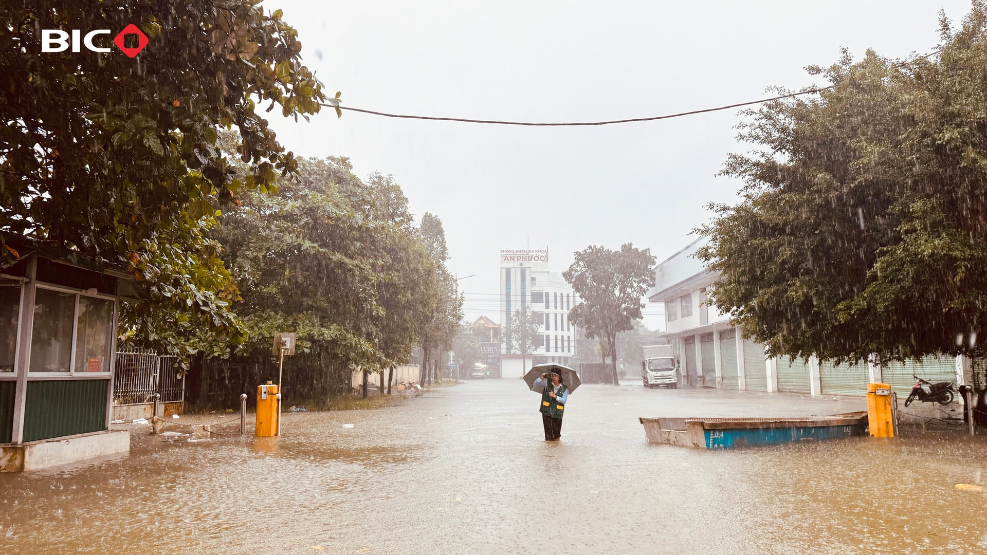 BIC approached the scene of the damage when the flood water had not yet completely receded.