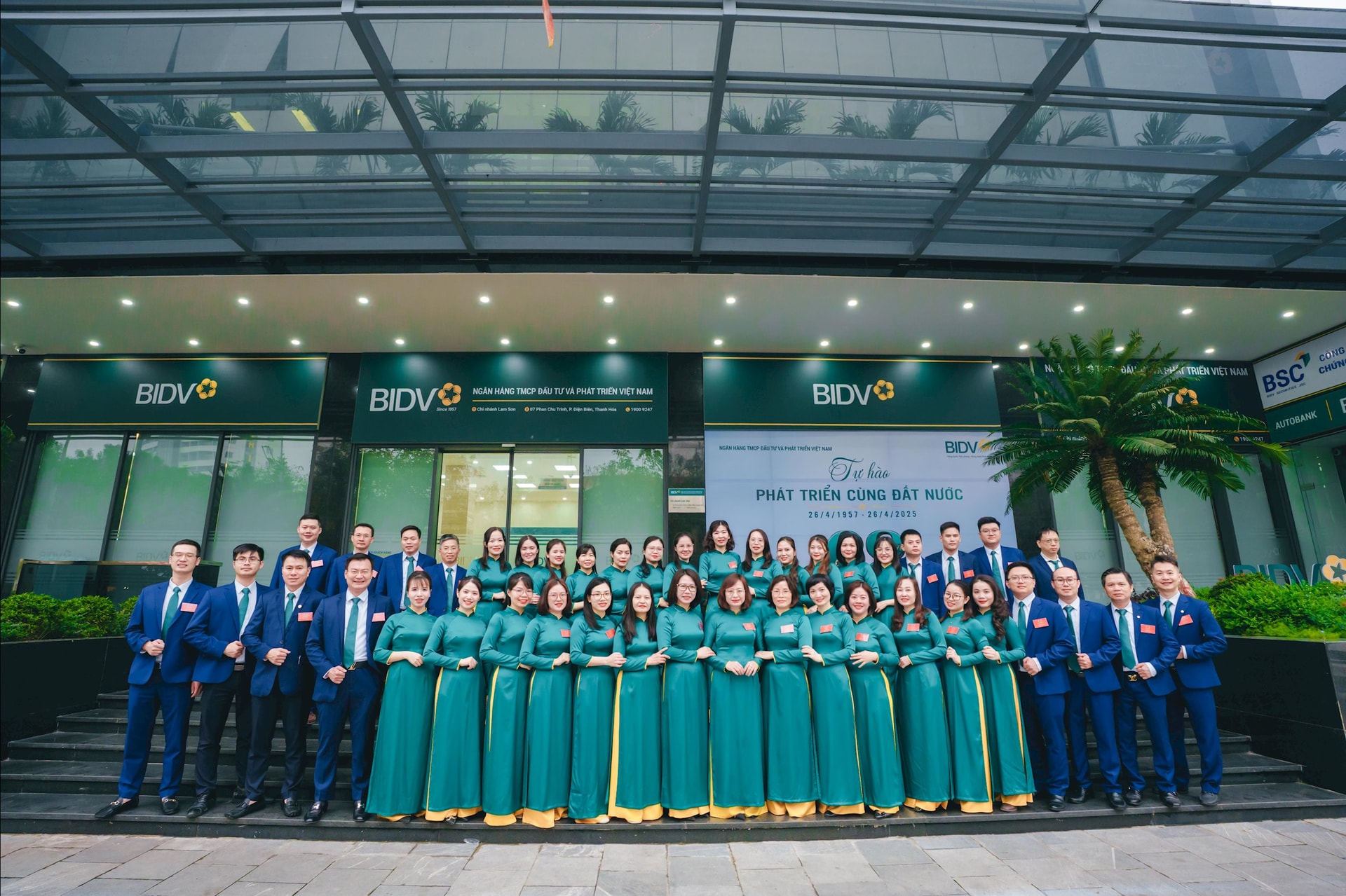 Chị Thúy Nga chụp ảnh cùng tập thể lãnh đạo và cán bộ BIDV Lam Sơn