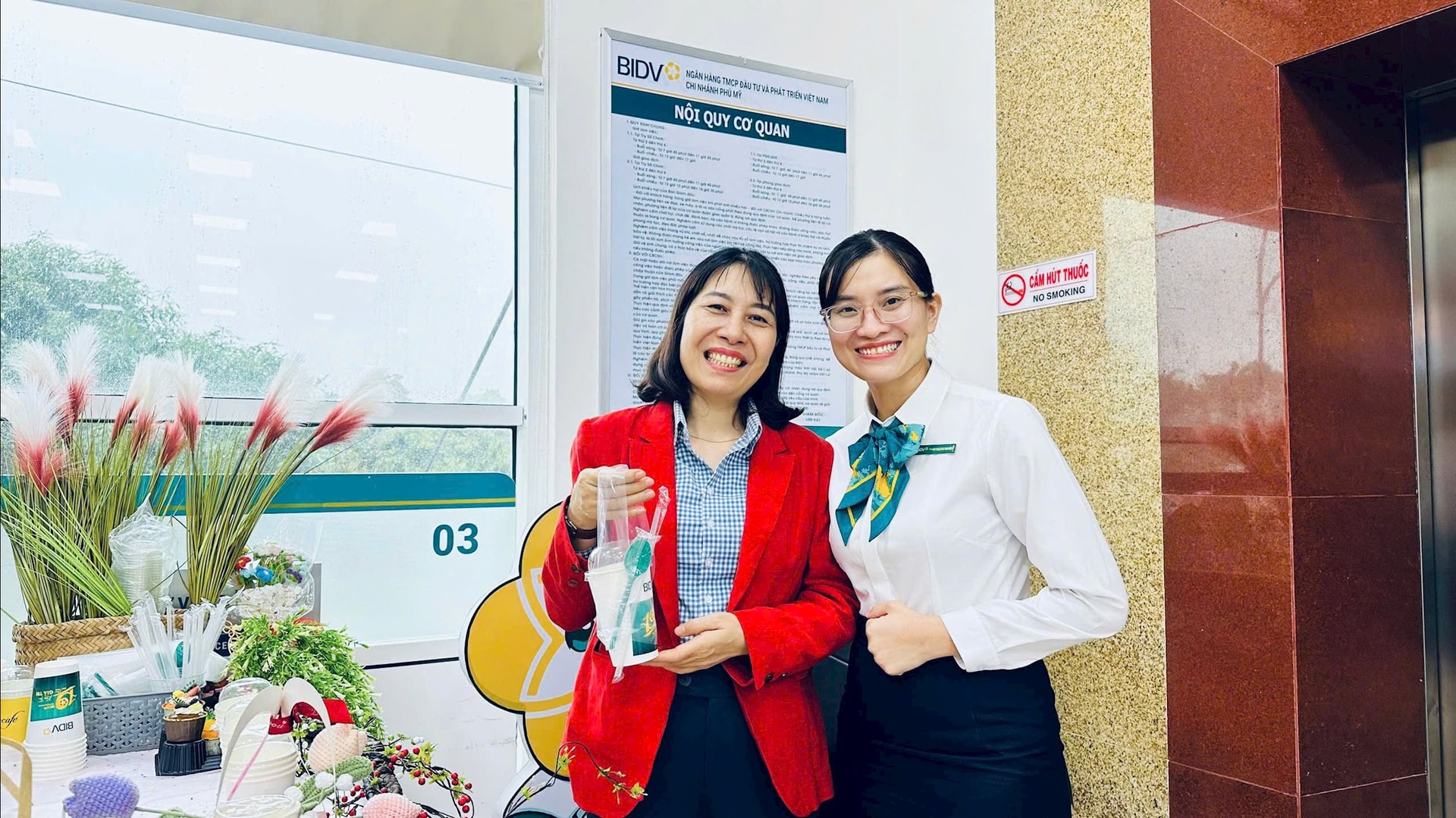 Customer's smile when receiving special gift to celebrate 19th anniversary of branch establishment