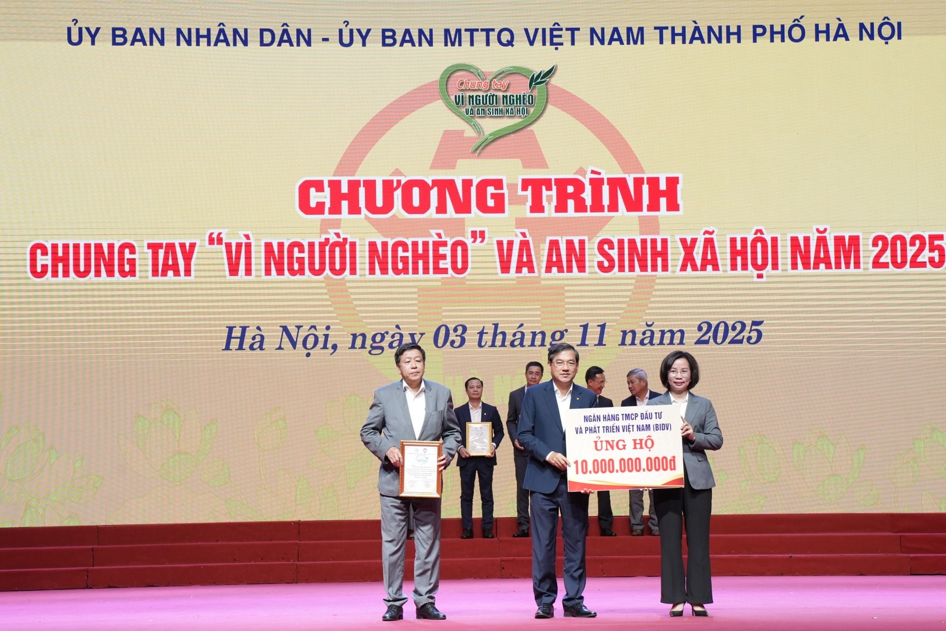 Board of Directors member Dang Van Tuyen represents BIDV to sponsor the program.