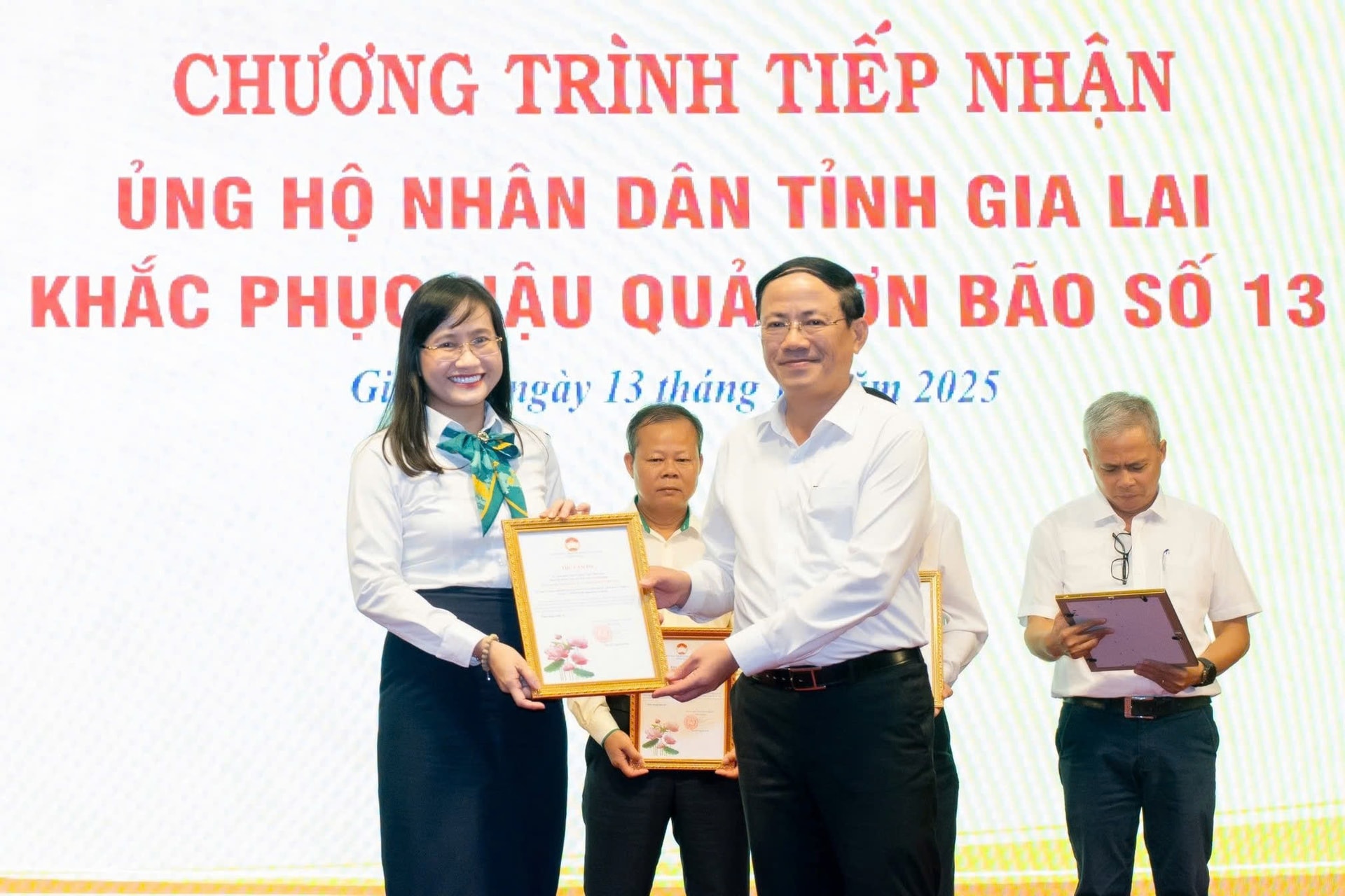 Chi nhánh Bình Định cùng đồng bào vượt bão lũ