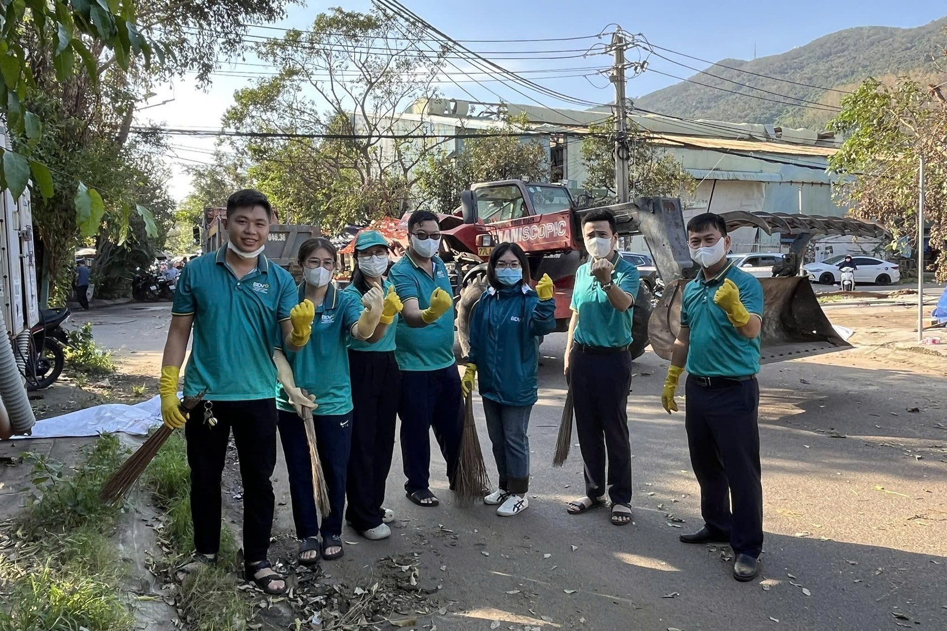 Chi nhánh Quy Nhơn chung tay dọn dẹp sau bão lũ