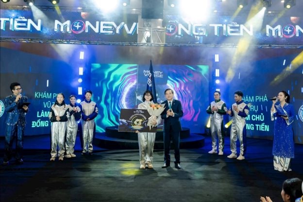 Ông Đặng Văn Tuyên - Ủy viên HĐQT BIDV trao tặng Giải thưởng 1 tỷ đồng cho Quán quân The Moneyverse mùa 2