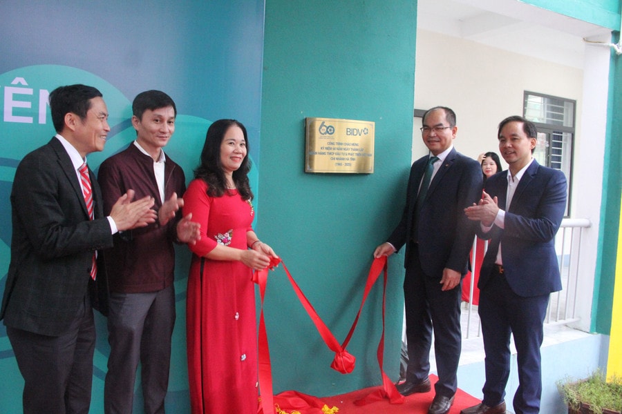 Đại diện BIDV Hà Tĩnh cùng các đại biểu bàn giao công trình tài trợ cho Trường Tiểu học Lộc Yên.