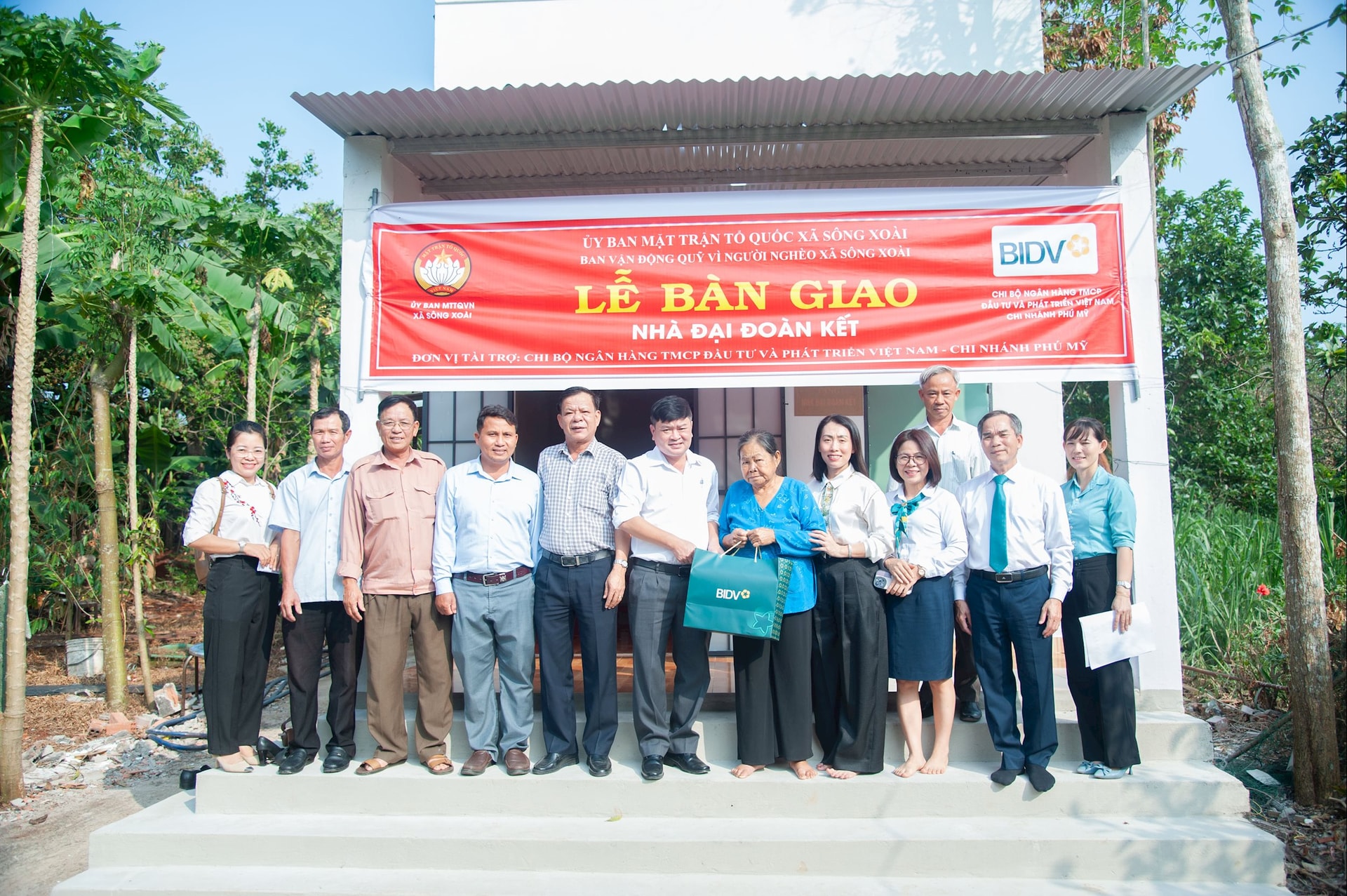 BIDV Phu My hands over Great Solidarity House to poor households