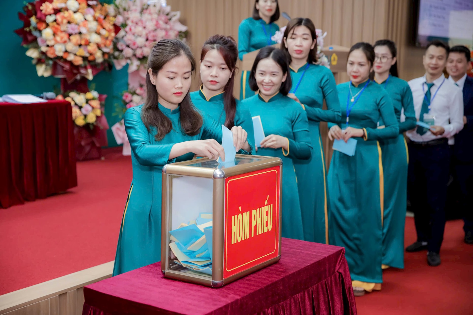 Кадры голосуют за избрание нового Исполнительного комитета профсоюза