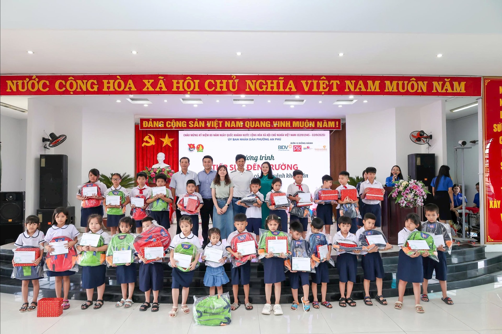 Chi nhánh tổ chức tặng quà cho các em nhỏ trong chương trình Tiếp sức đến trường