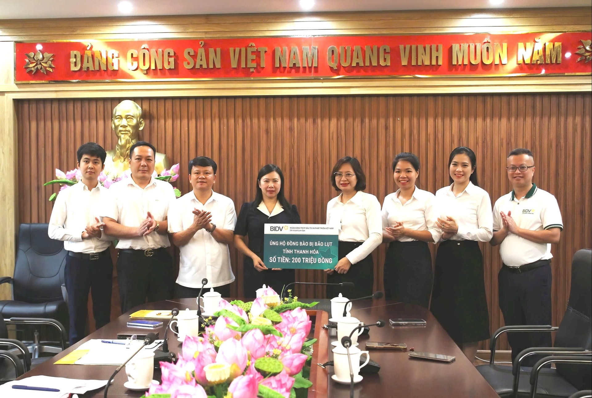 Chi nhánh tổ chức trao ủng hộ đồng bào lũ lụt tại Thanh Hóa