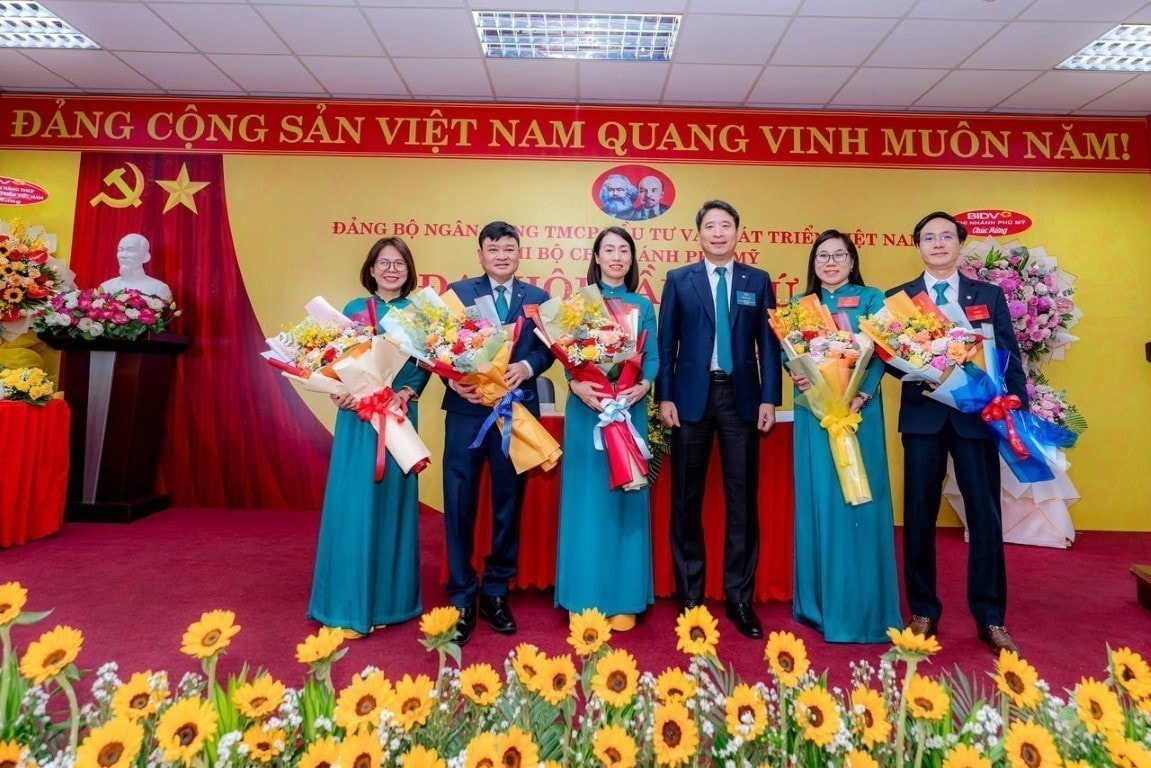 Deputy General Director Tran Phuong congratulated the Executive Committee of BIDV Phu My Party Committee for the 2025-2030 term