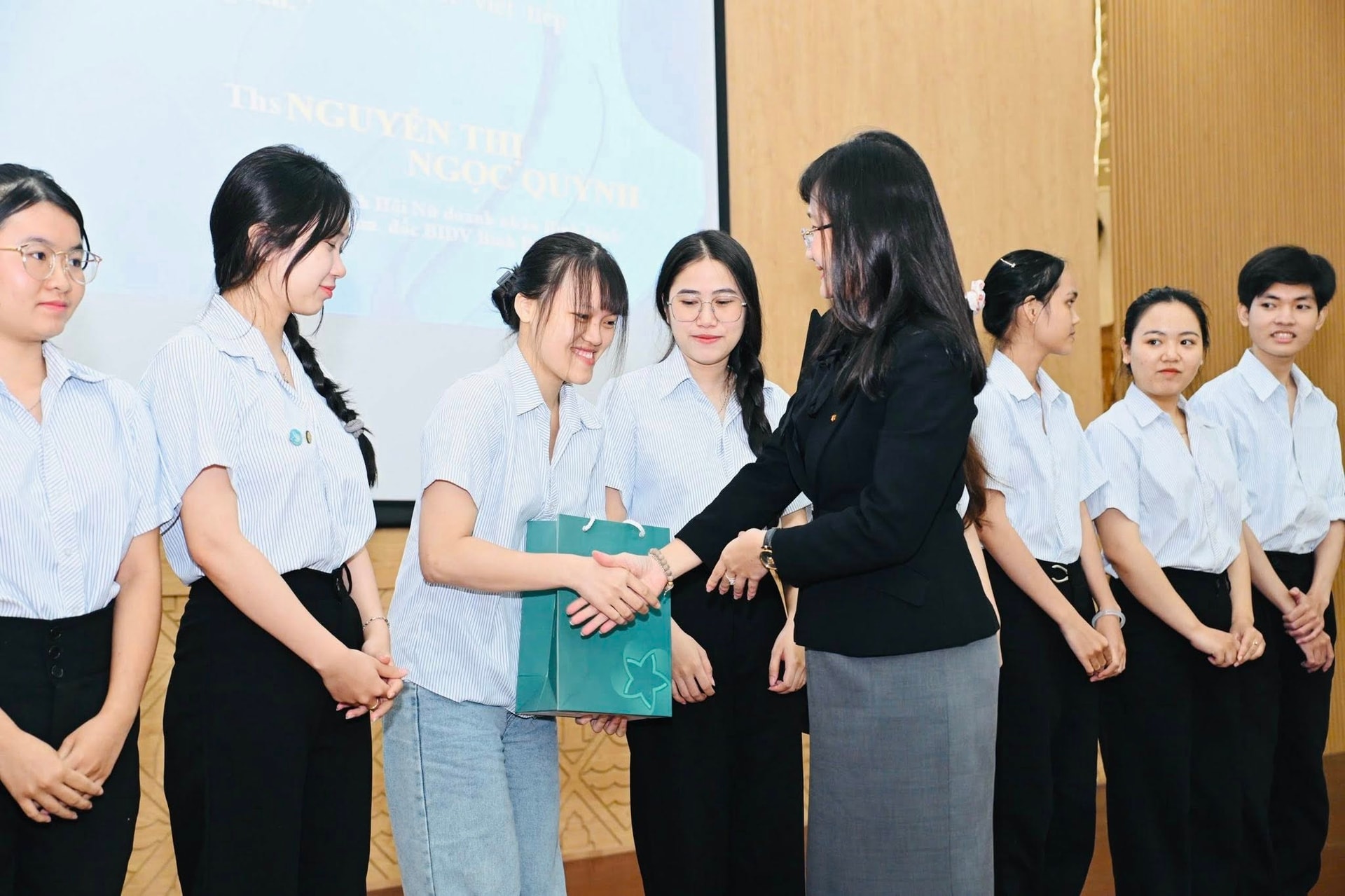 BIDV Binh Dinh accompanies students of Quy Nhon 2 University