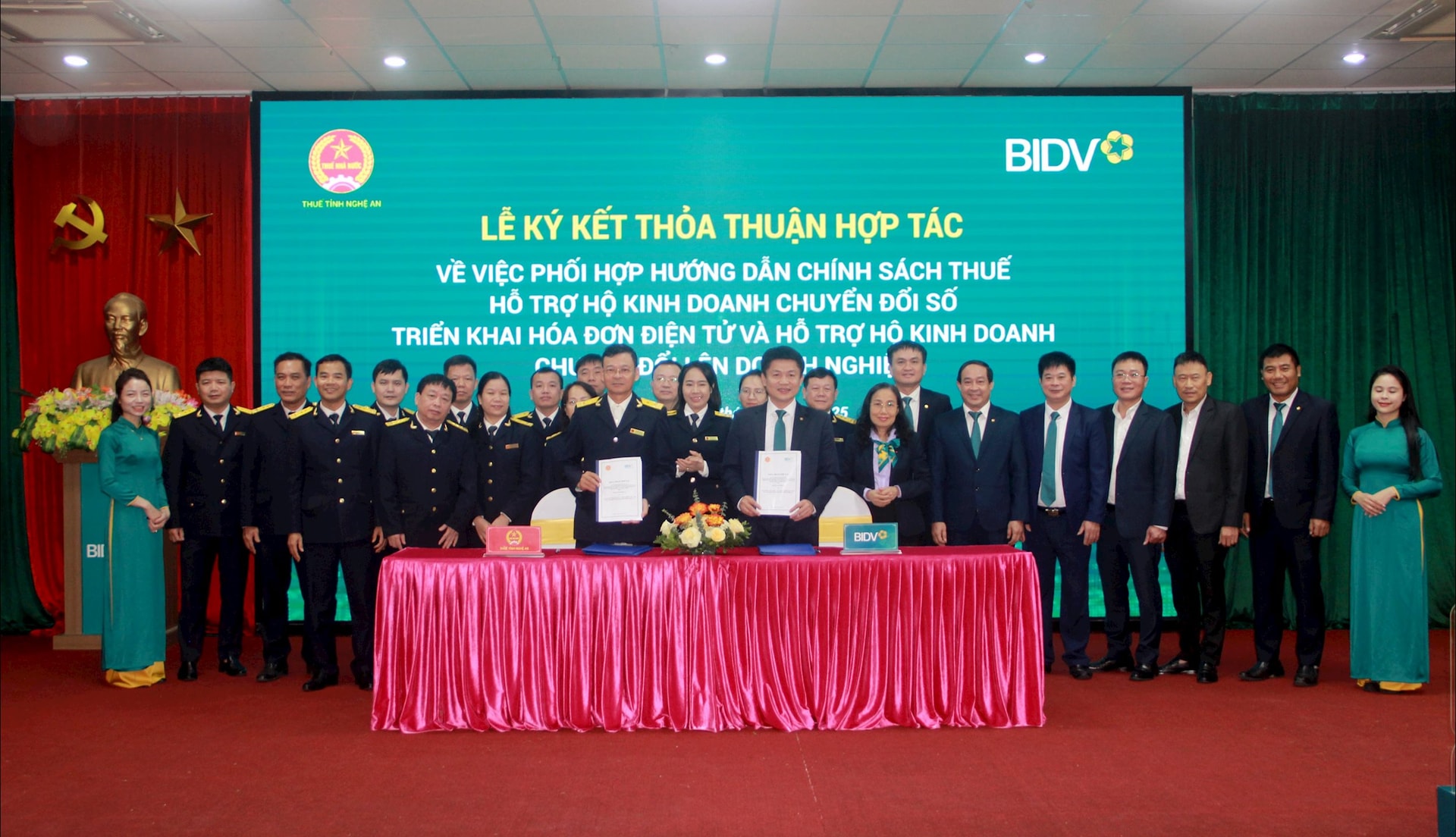 Các đơn vị thực hiện ký kết hợp tác. Ảnh Quang An