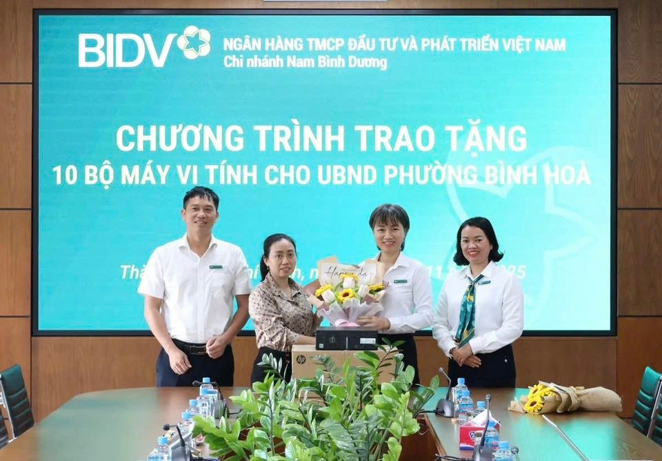 Nam Binh Duong Branch organized a ceremony to give away 10 computers