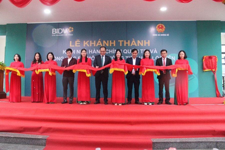 Sponsors, delegates and leaders of Loc Yen Primary School cut the ribbon to inaugurate the school.