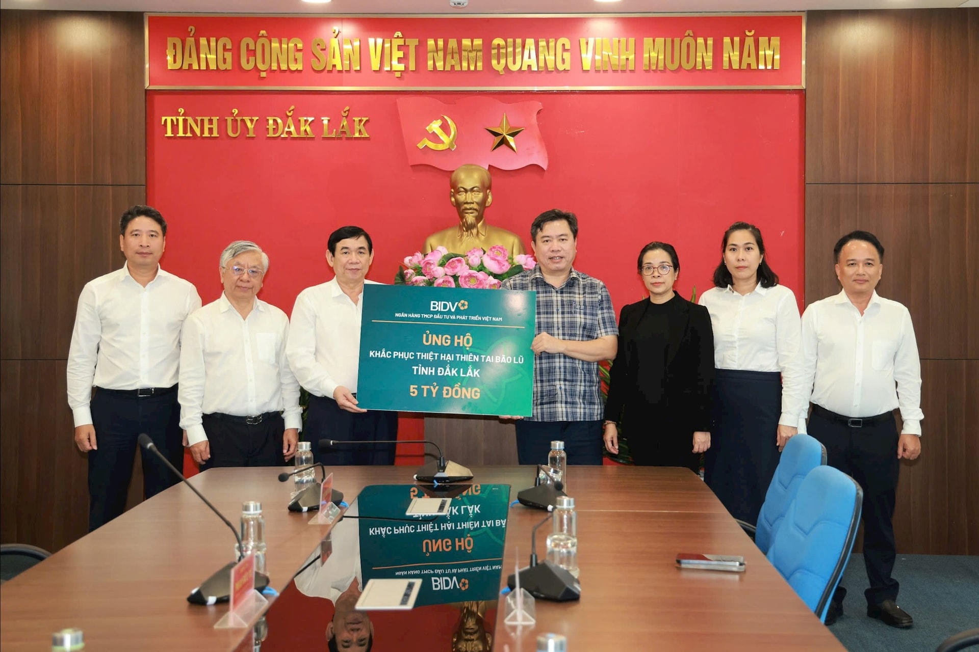 BIDV came to share and give gifts to support disaster recovery in Dak Lak.