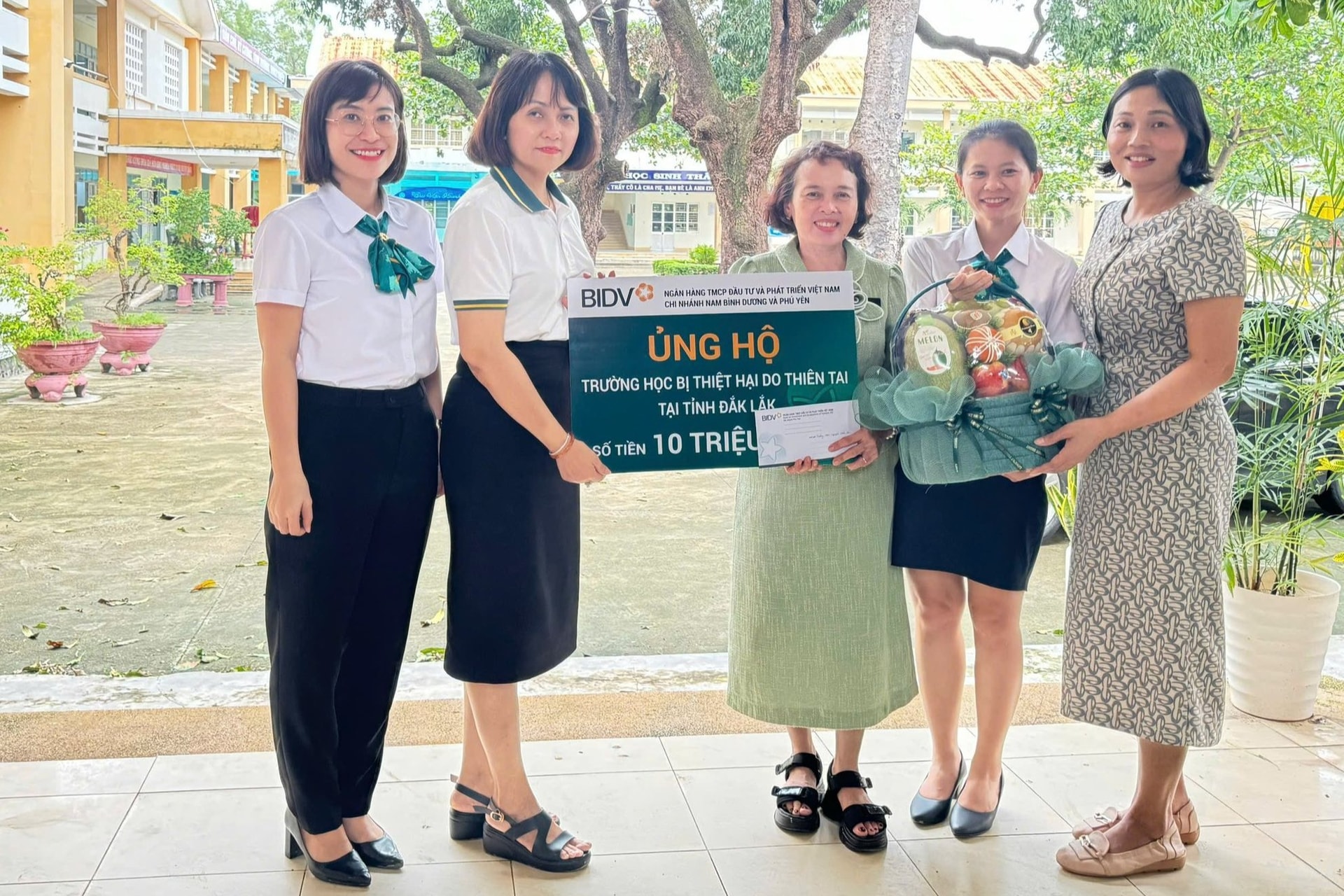 BIDV Phu Yen joins hands with schools to overcome damage after natural disasters