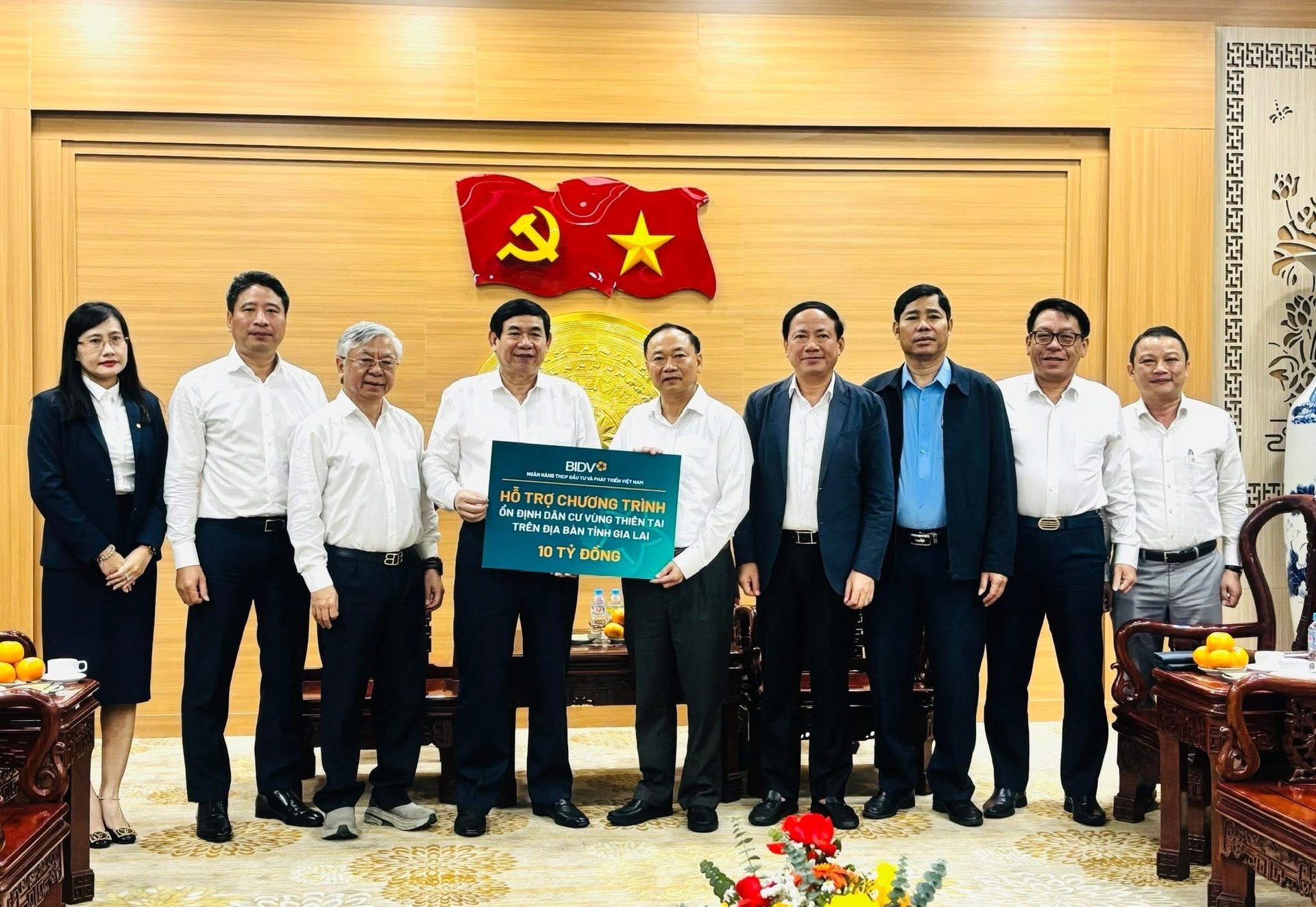 BIDV presented a gift worth 10 billion VND to support the program to stabilize residents in disaster areas in Gia Lai province.