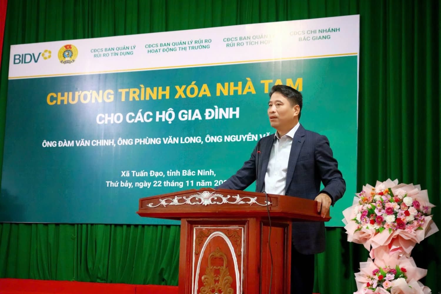 Mr. Tran Phuong - Deputy General Director of BIDV represented the delegation to support households to remove temporary houses in Bac Ninh