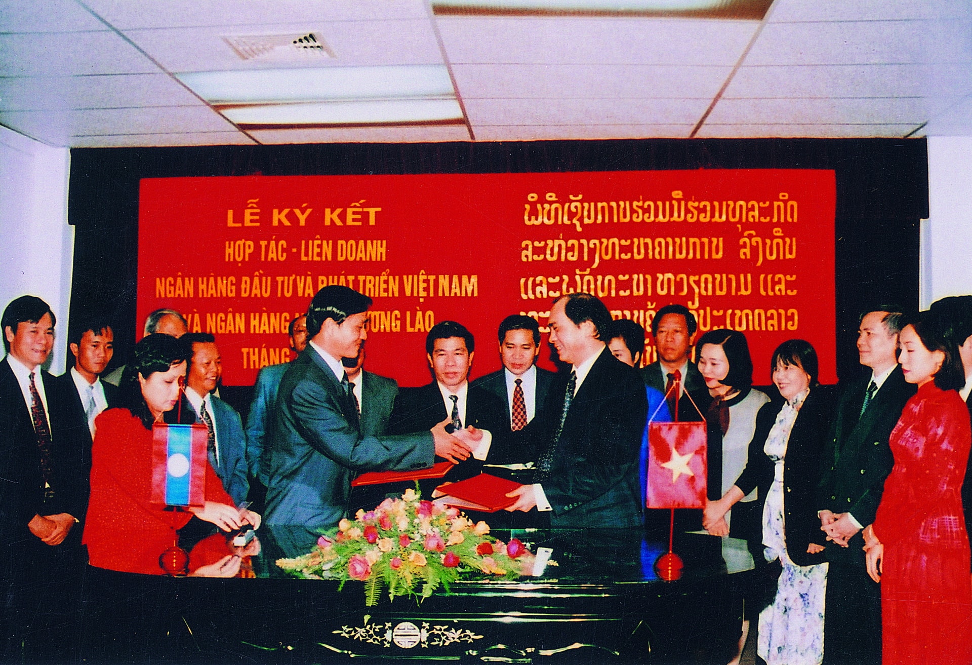 1998 - BIDV - BCEL ky hop dong lien doanh (1)