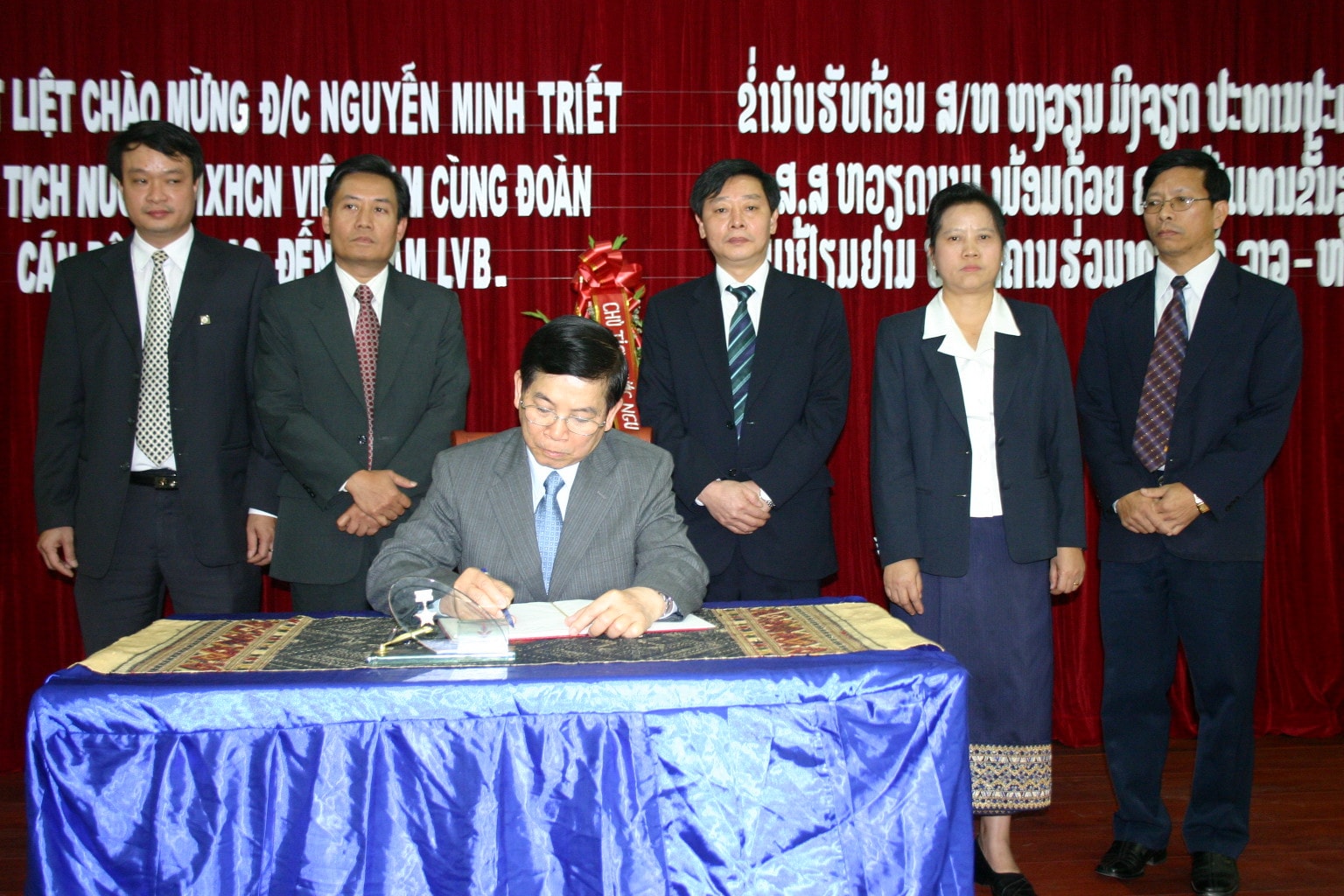 2007 Chu tich nuoc nguyen minh triet ghi so vang LVB