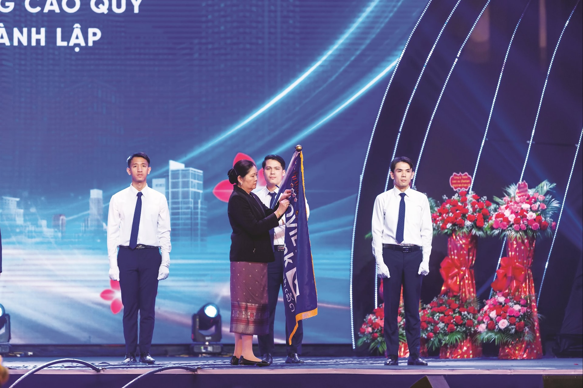 Bà Vathana DALALOY - Quyền Thống đốc Ngân hàng Nhà nước CHDCND Lào trao tặng Huân chương Lao động hạng Nhất cho LVB