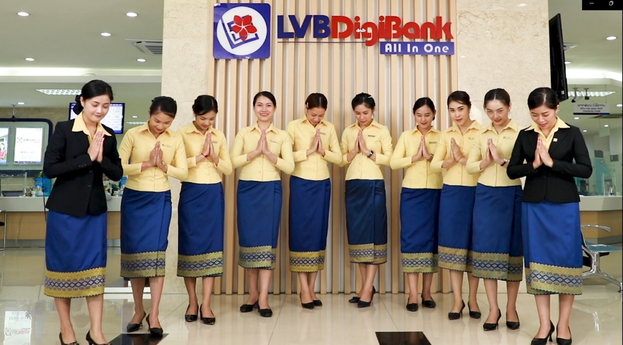 Nhân viên Lào Việt Bank trong điệu chào Sabaidee. Nguồn: LaoVietBank
