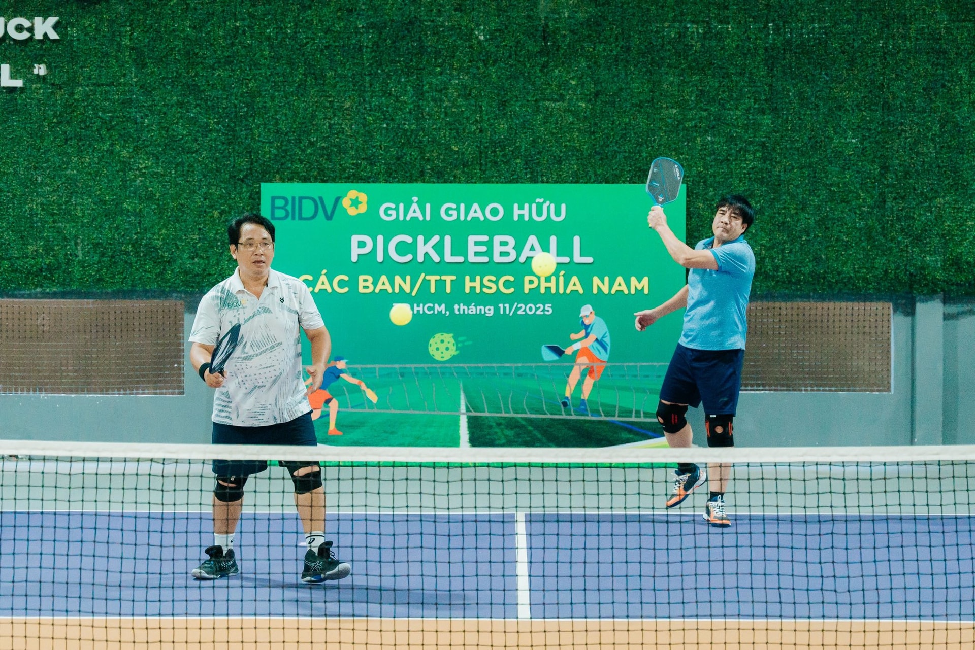 이 클럽은 의사소통과 건강 훈련의 기회를 제공합니다.