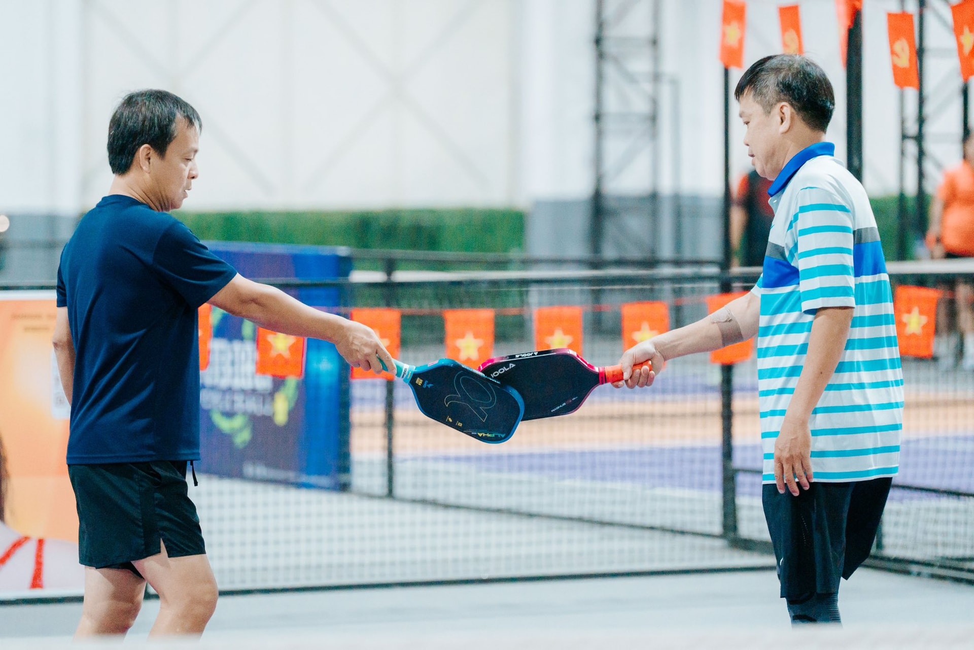 이 클럽은 사교 활동과 건강 증진의 기회를 제공합니다.