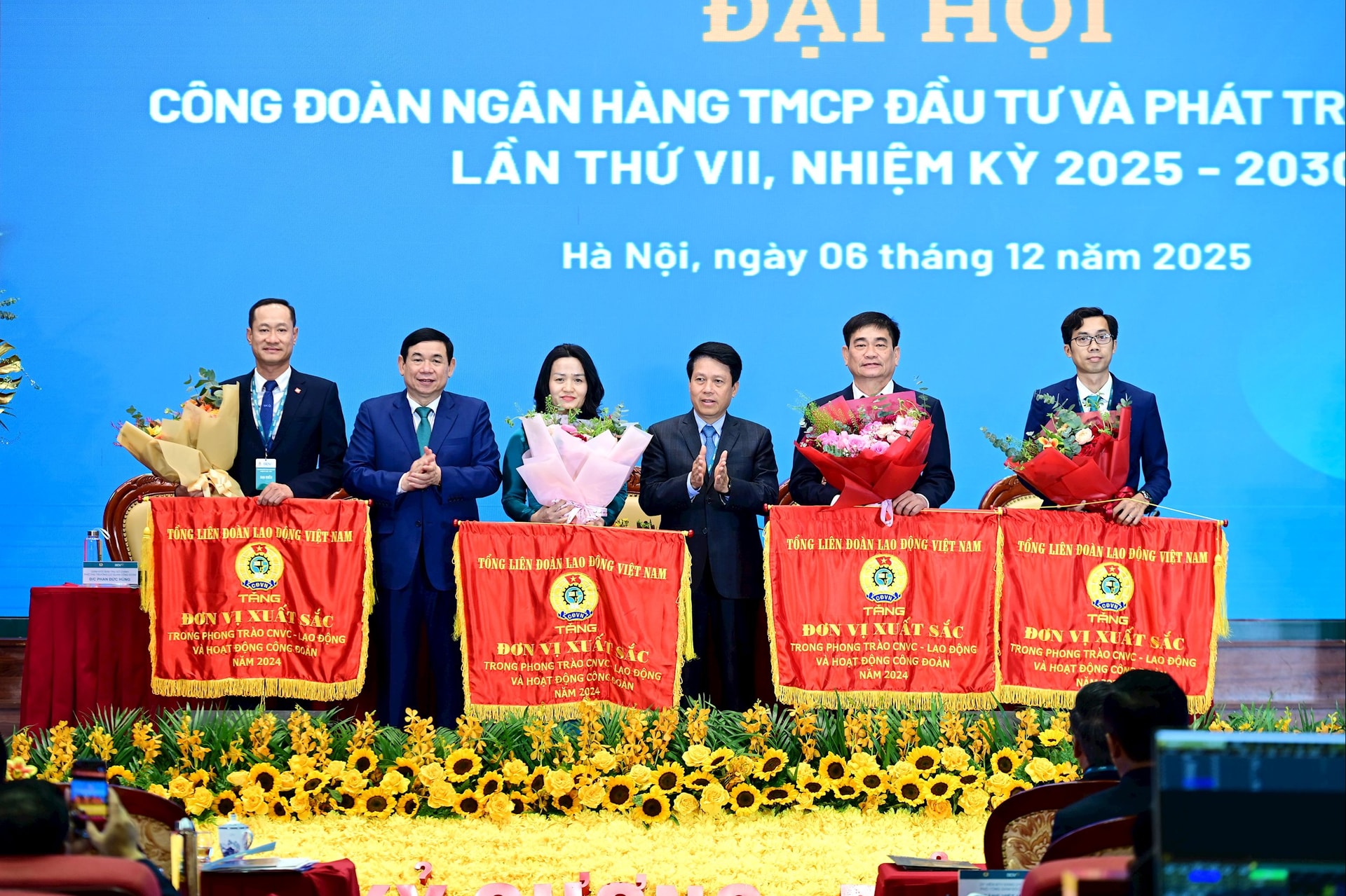 4 Công đoàn cơ sở BIDV nhận Cờ thi đua của Tổng Liên đoàn LĐVN