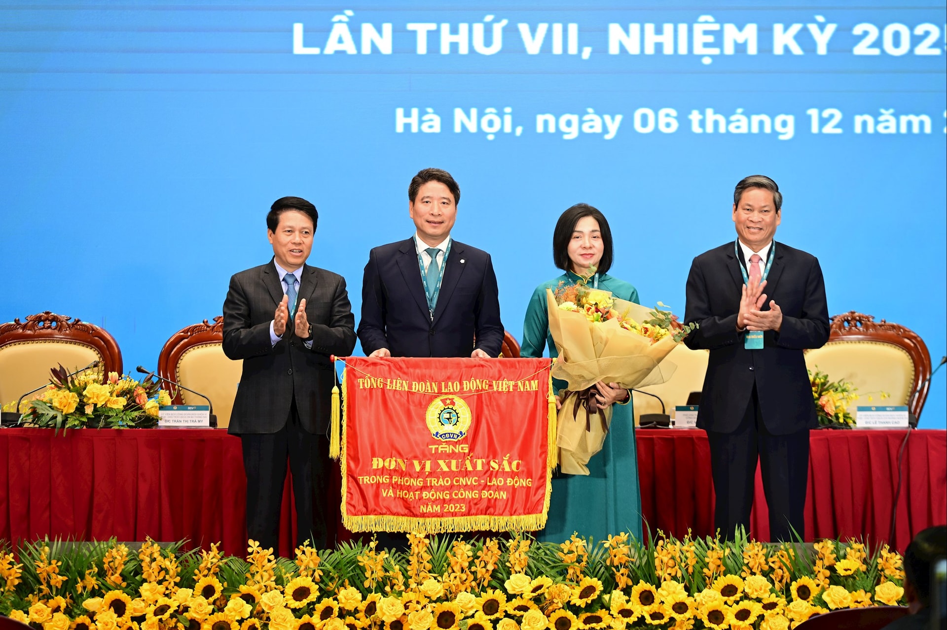 Công đoàn BIDV nhận Cờ thi đua