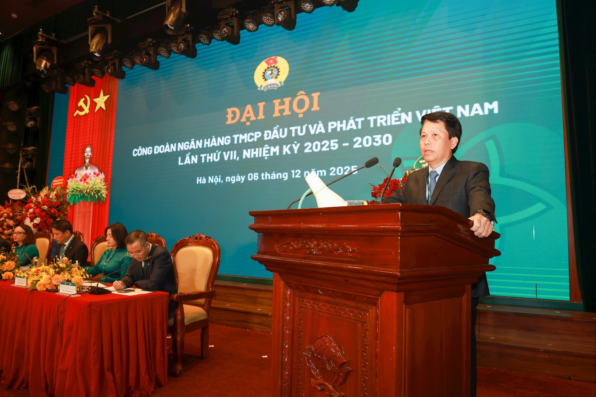 Comrade Pham Tien Dung - Member of the Party Standing Committee, Deputy Governor of the State Bank - gave a speech directing the Congress