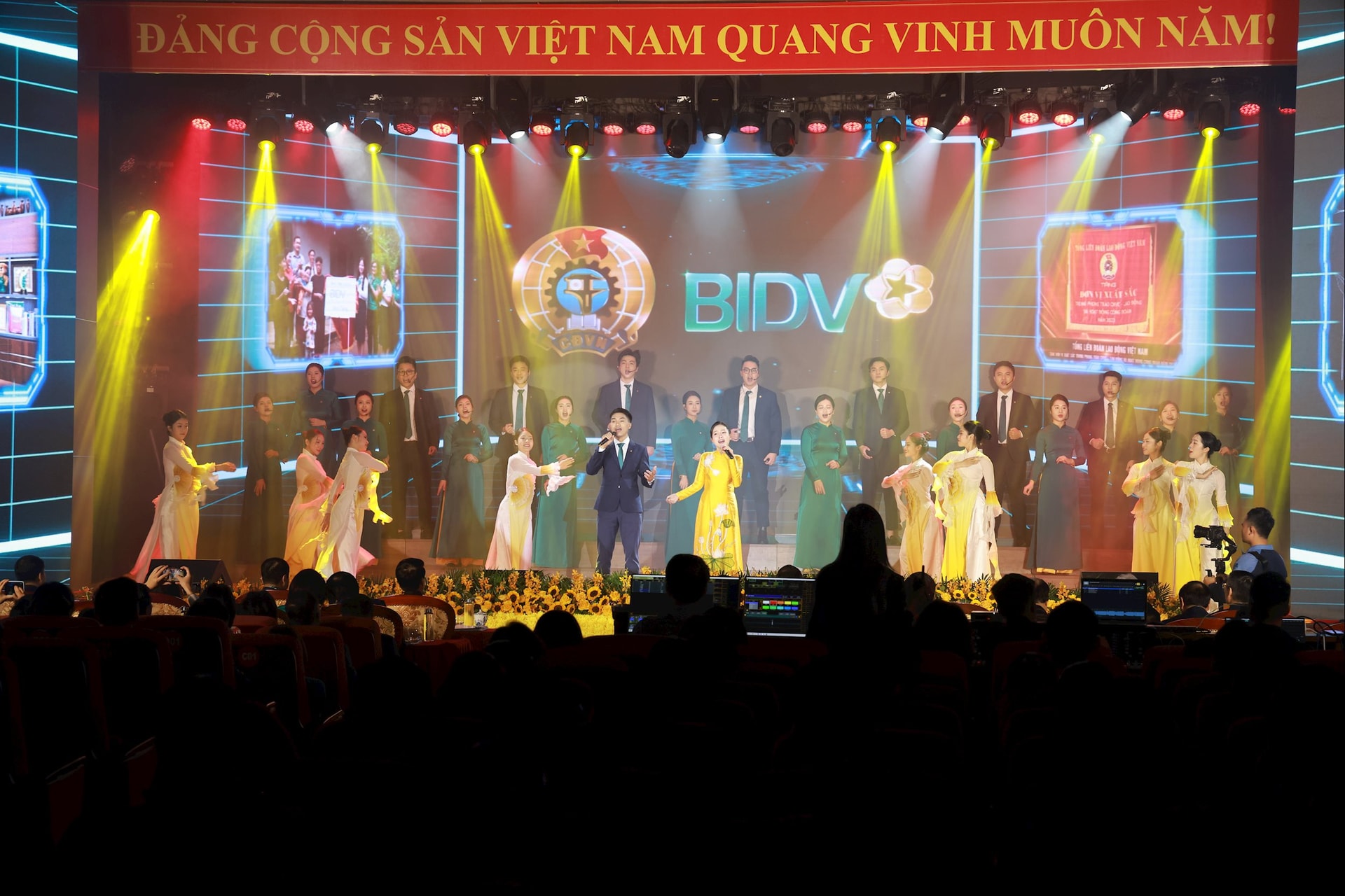 Tiết mục văn nghệ chào mừng Đại hội