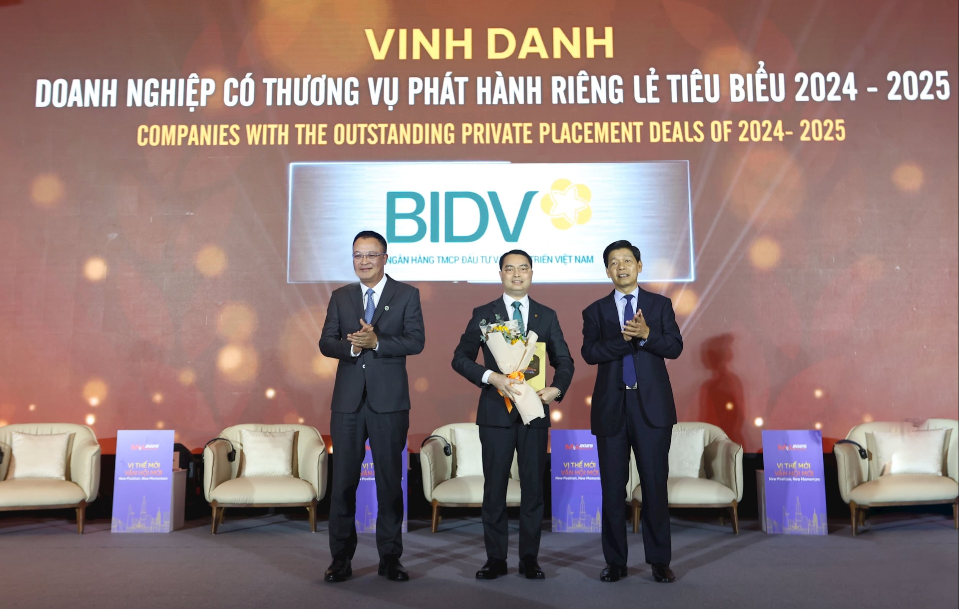 ທ່ານ ຮວ່າງວັນທົວ, ຮອງຫົວໜ້າກອງເລຂາ ແລະ ກົມພົວພັນຜູ້ຖືຫຸ້ນ, ຕາງໜ້າ BIDV ເຂົ້າຮ່ວມຮັບລາງວັນ.