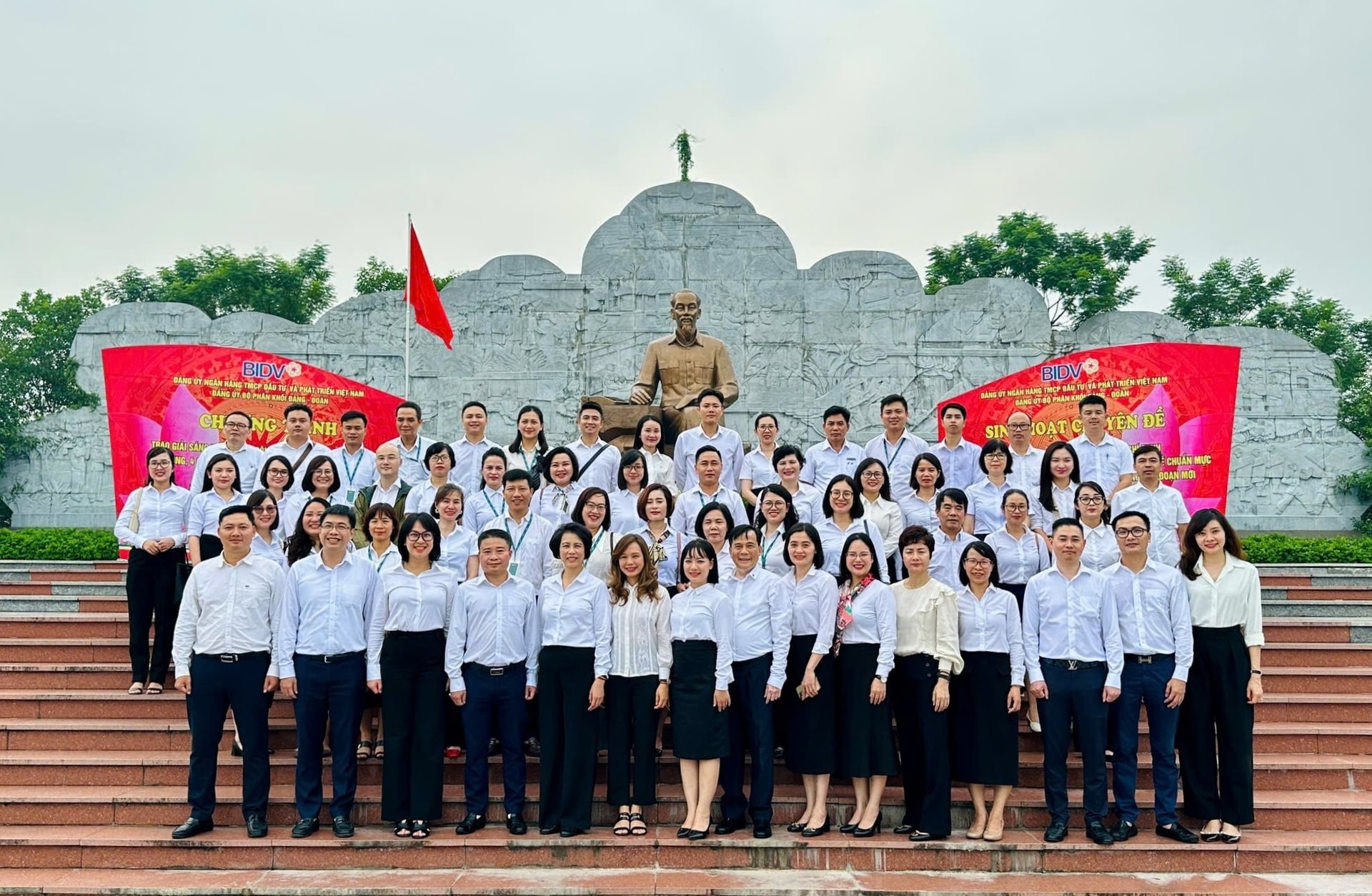 Các chi bộ cơ quan tham mưu giúp việc Đảng ủy BIDV tham gia hoạt động sinh hoạt chuyên đề tại Khu lưu niệm 6 điều Bác Hồ dạy công an nhân dân