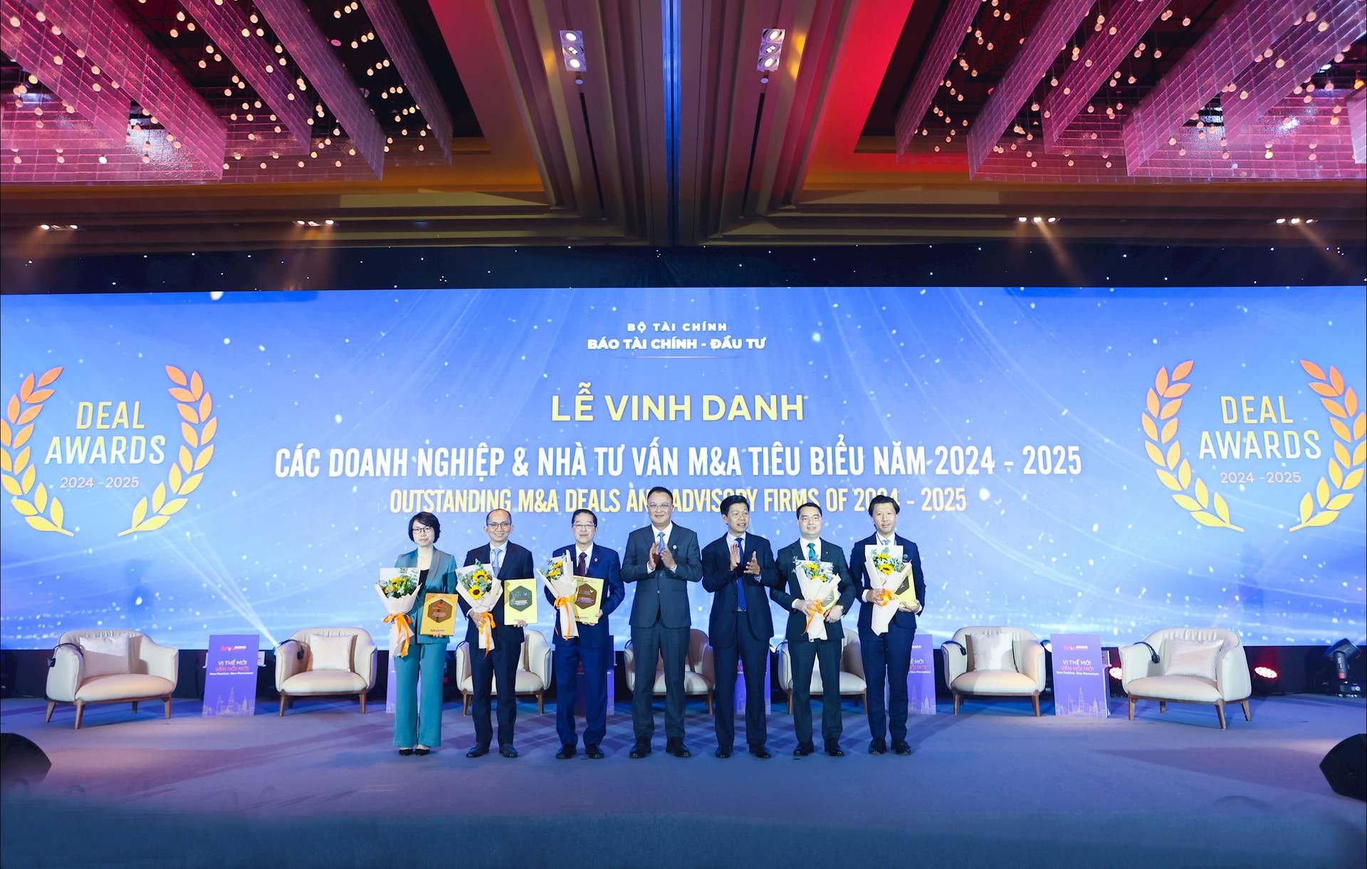 ຜູ້ຕາງຫນ້າຂອງກຸ່ມບໍລິສັດທີ່ມີທຸລະກໍາເອກະຊົນດີເດັ່ນໃນ 2024-2025 ໄດ້ຮັບລາງວັນ.