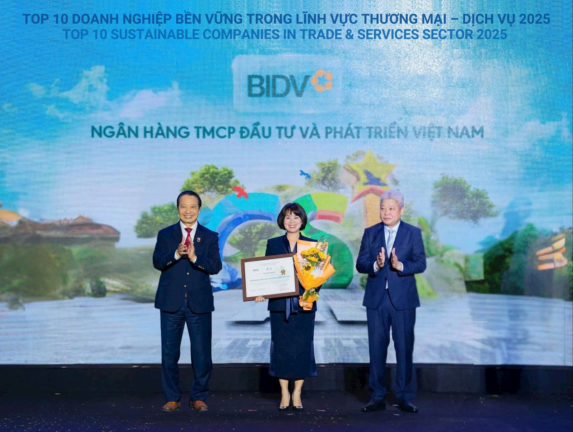 Bà Đỗ Thị Thanh Huyền - Giám đốc Quản lý khách hàng Doanh nghiệp đại diện BIDV nhận giải thưởng CSI lần thứ 7