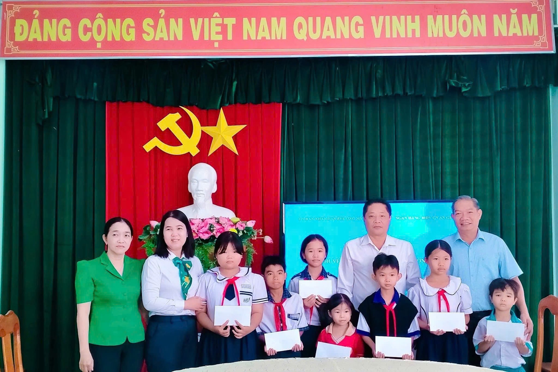 Những món quà là sự động viên ý nghĩa cho các em học sinh vượt khó học giỏi