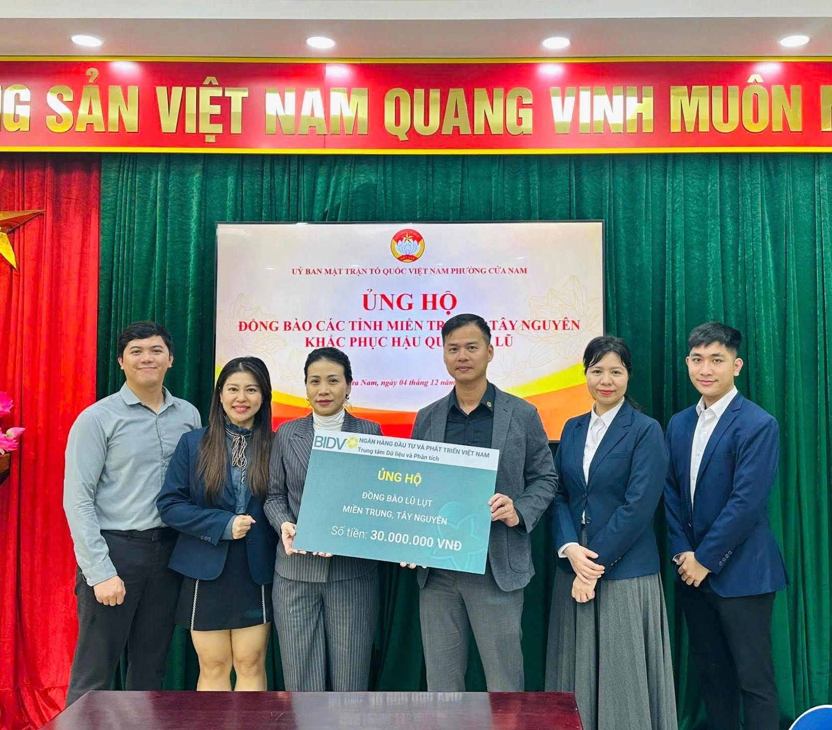 Trung tâm Dữ liệu & Phân tích ủng hộ đồng bào bị thiệt hại do mưa lũ gây ra