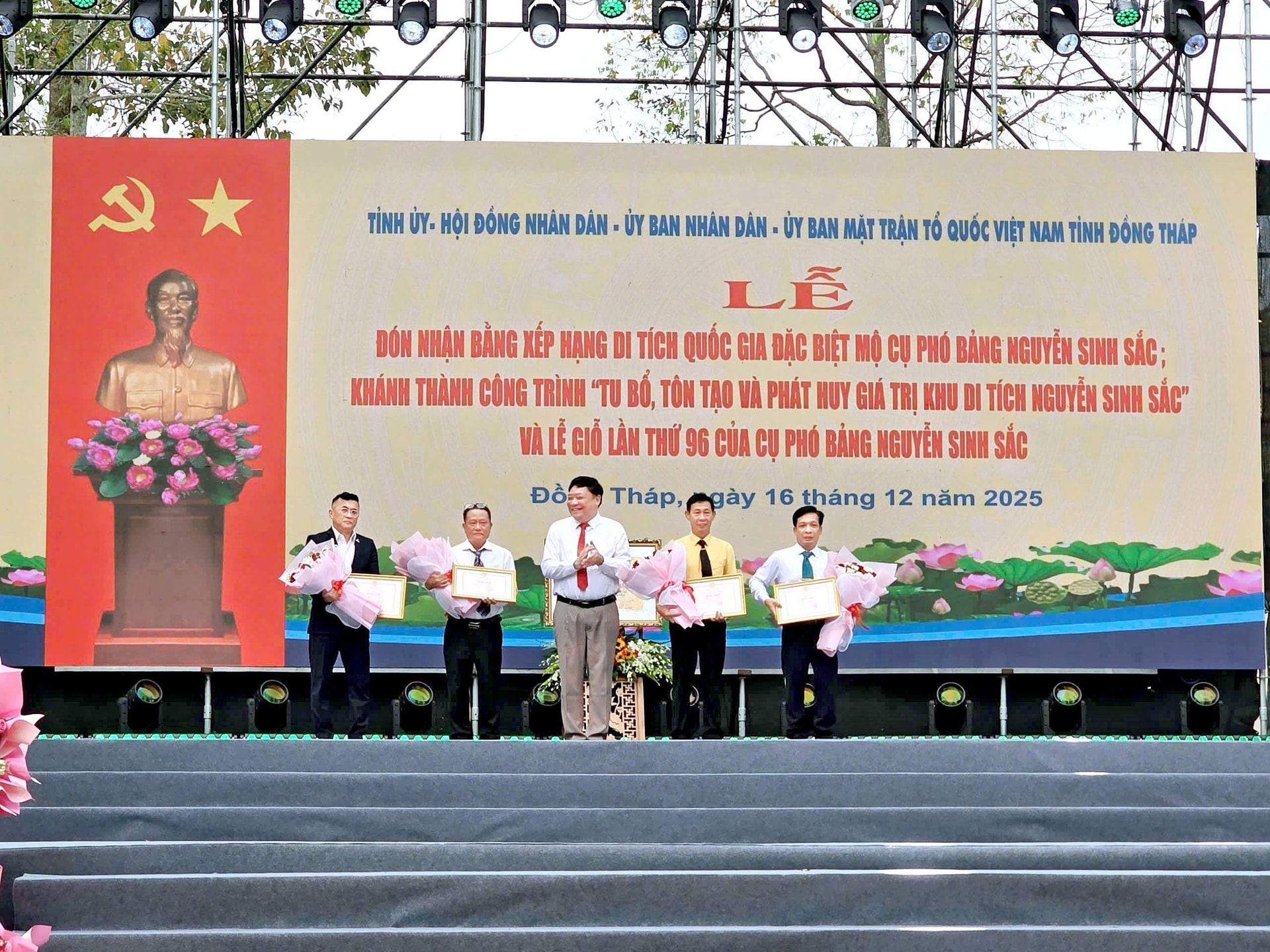 BIDV receives a commendation from the People's Committee of Dong Thap Province.