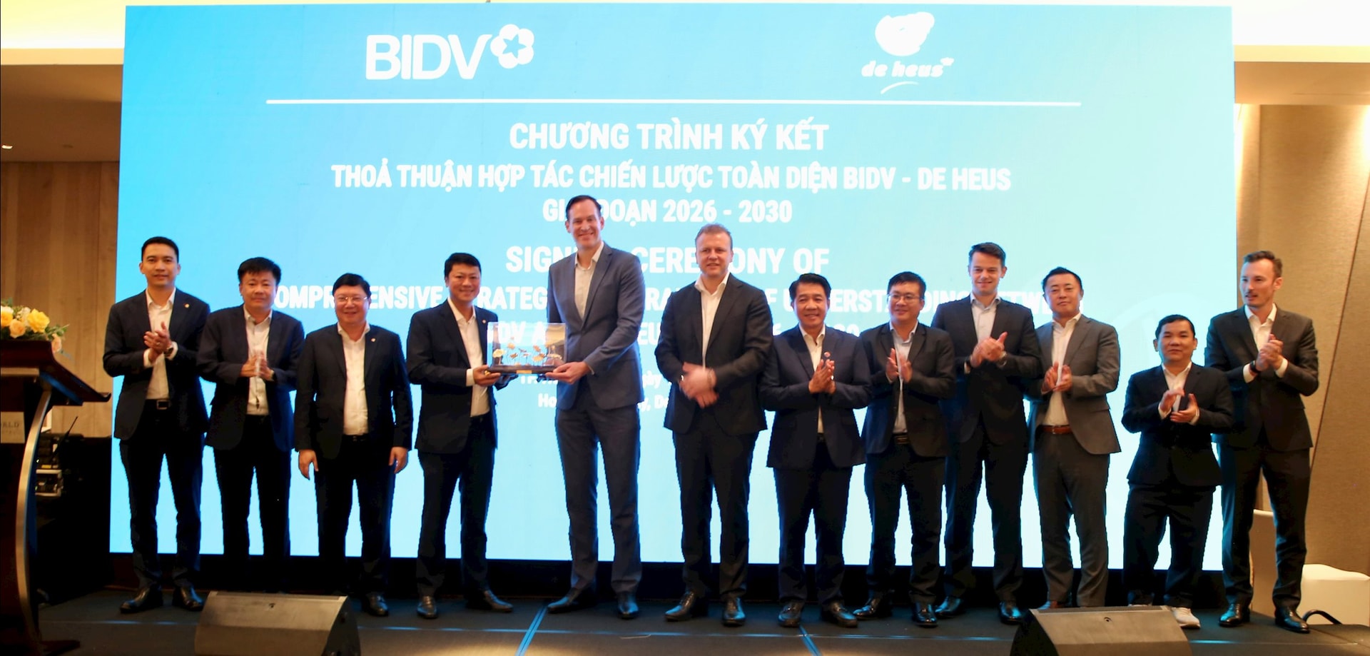 Leaders of BIDV and De Heus exchanged commemorative gifts, marking the cooperation between the two parties.