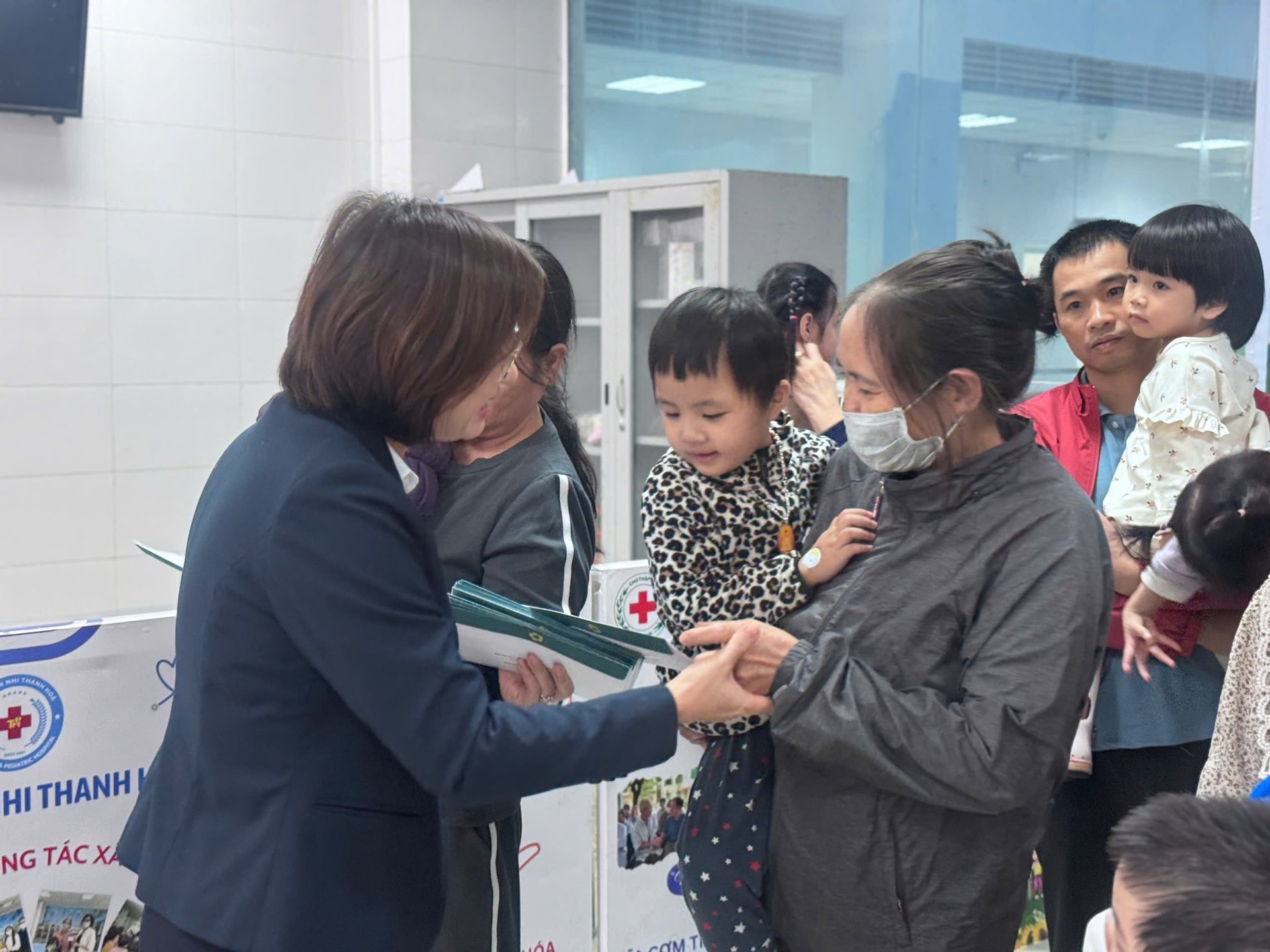 BIDV Lam Son Shares with Pediatric Patients 8