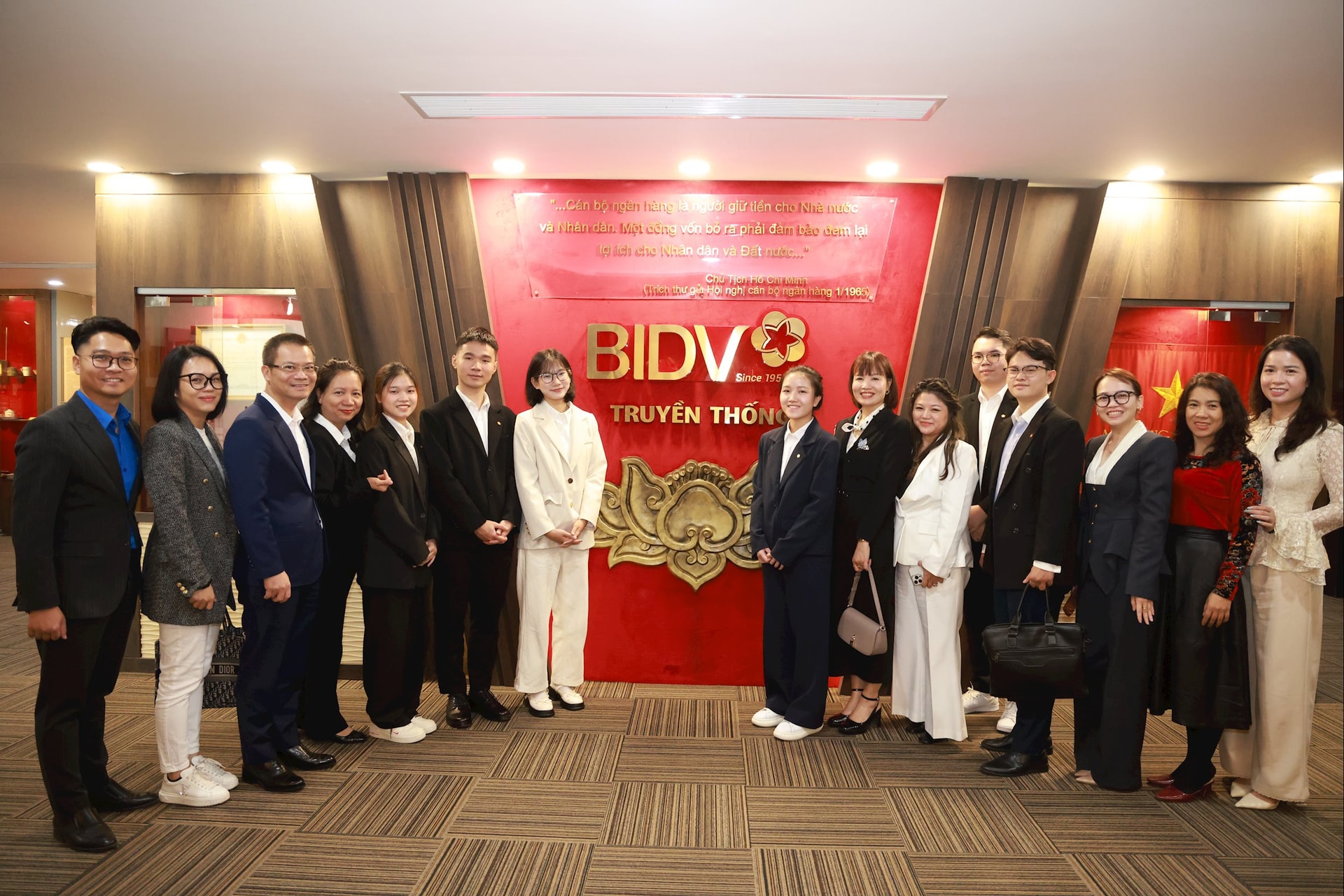 Các thí sinh The Moneyverse thăm quan Phòng Truyền thống BIDV