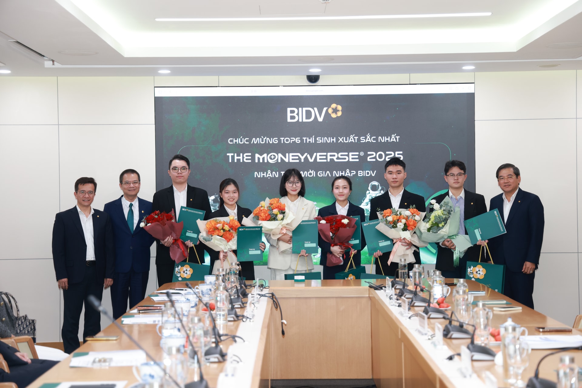 Đại diện Ban Lãnh đạo BIDV trao thư mời cho Top 6 thí sinh The Moneyverse 2025