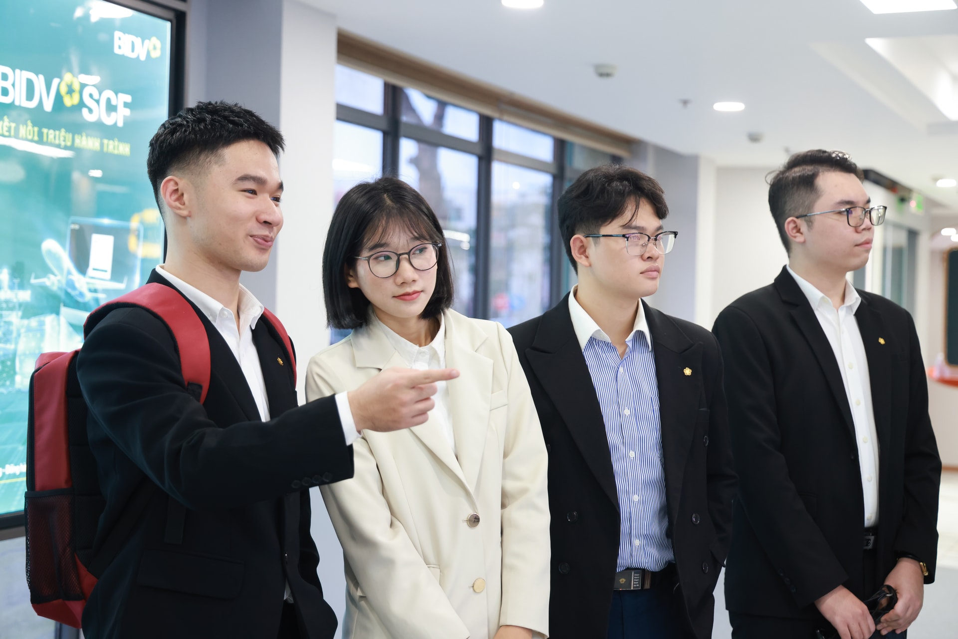 Phạm Mai Hương cùng các bạn thí sinh Top 6 tham quan Chi nhánh BIDV Tây Hồ