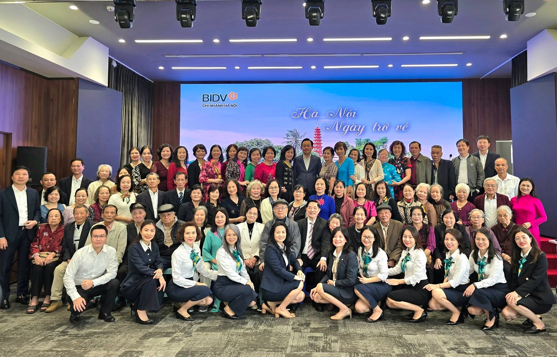 Khoảnh khắc đón các Cụ, các Bác hưu trí về thăm Chi nhánh BIDV Hà Nội