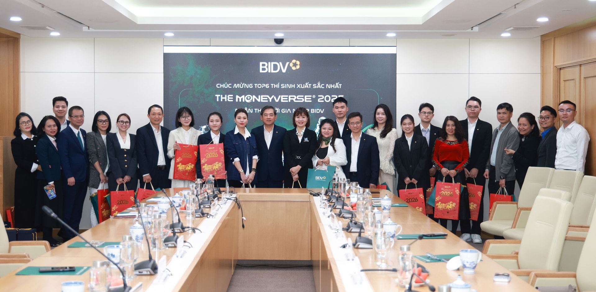 Các thí sinh Top 6 cùng các thầy cô