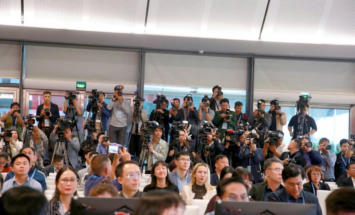 Đông đảo nhà báo trong nước và quốc tế tham dự họp báo