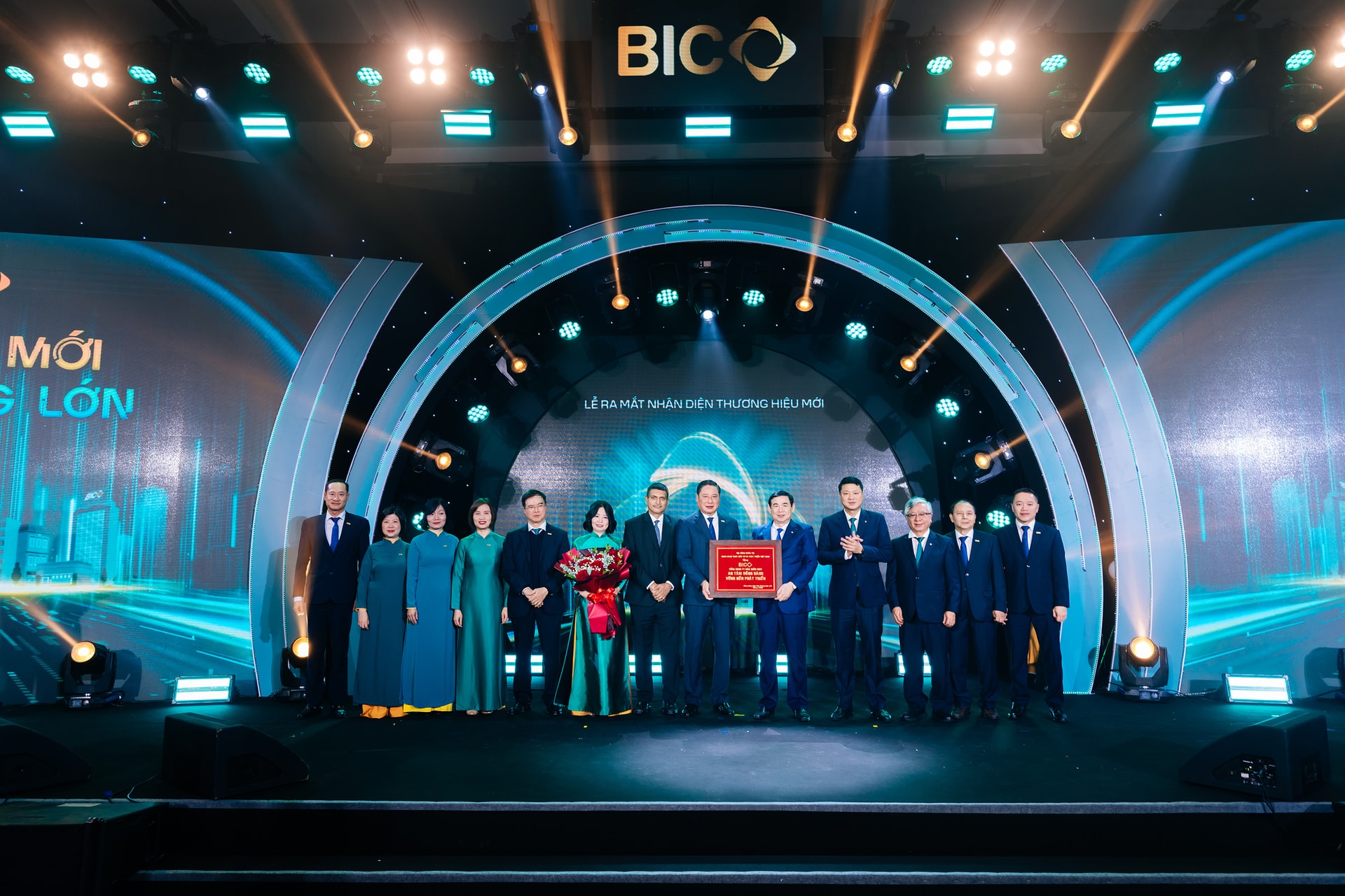 Ban lãnh đạo BIDV trao tặng 8 chữ vàng cho BIC nhân dịp ra mắt nhận diện thương hiệu mới