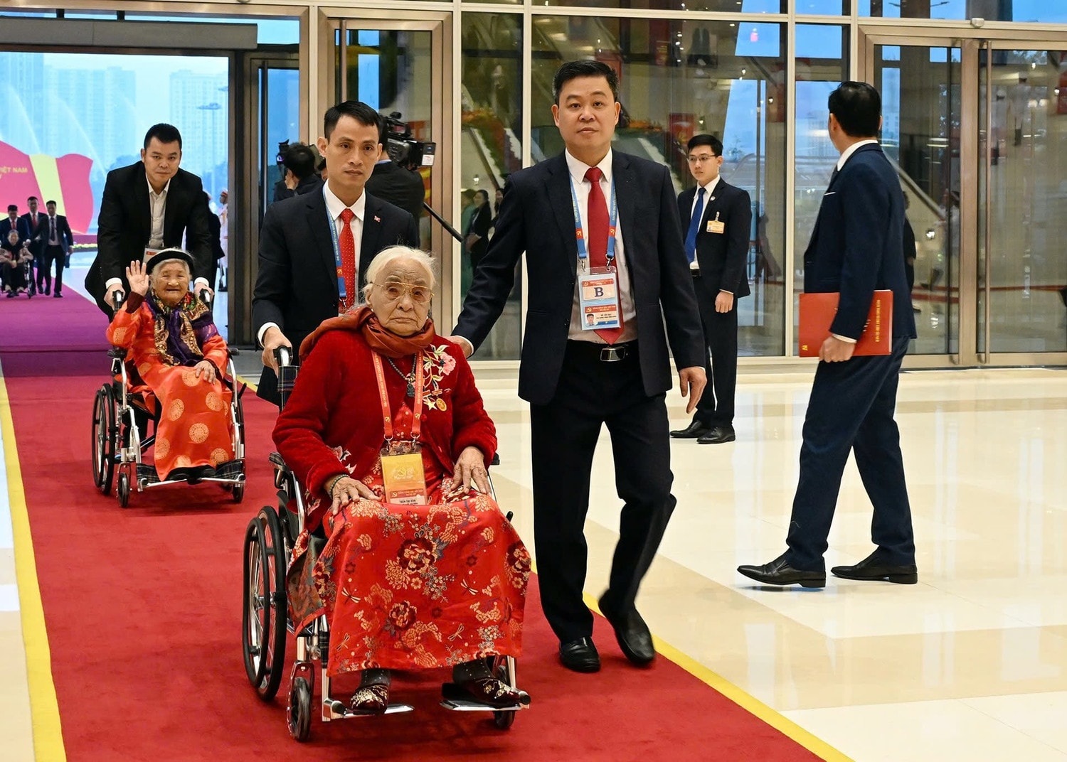 Các Mẹ Việt Nam anh hùng tham dự khai mạc Đại hội đại biểu toàn quốc lần thứ XIV của Đảng.